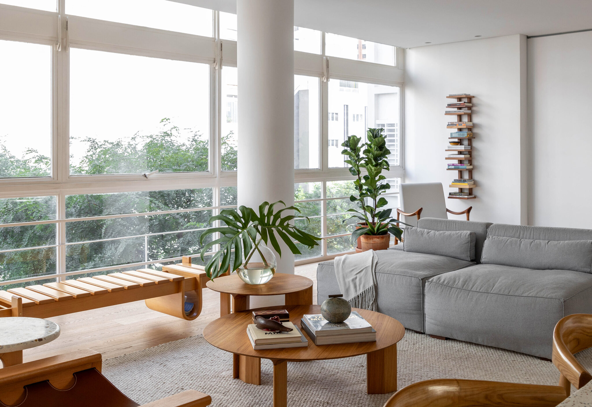 Apartamento amplo com janela de fora a fora e decoração contemporânea.
