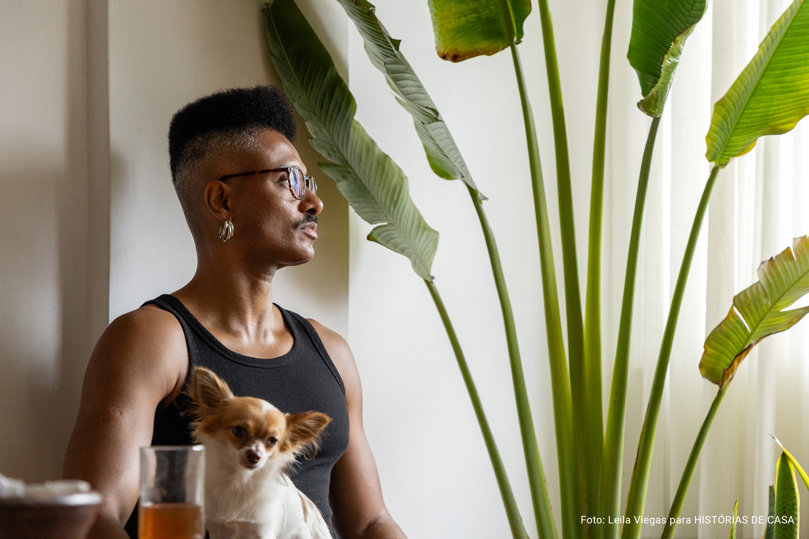 Apartamento com vista para a praia no Rio de Janeiro tem piso de tacos e decoração com plantas.