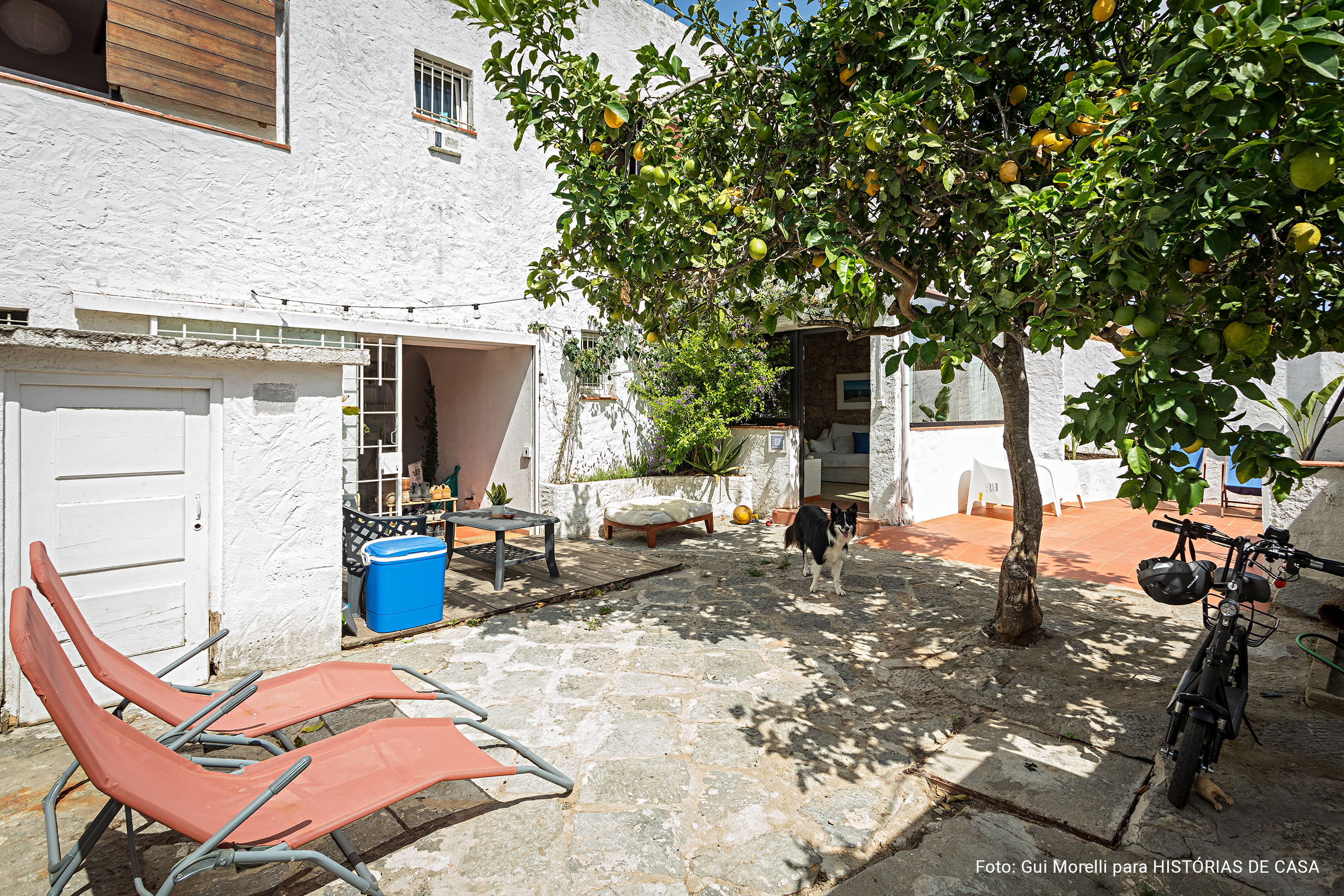 Casa de praia minimalista com decoração mediterrânea e elementos naturais.