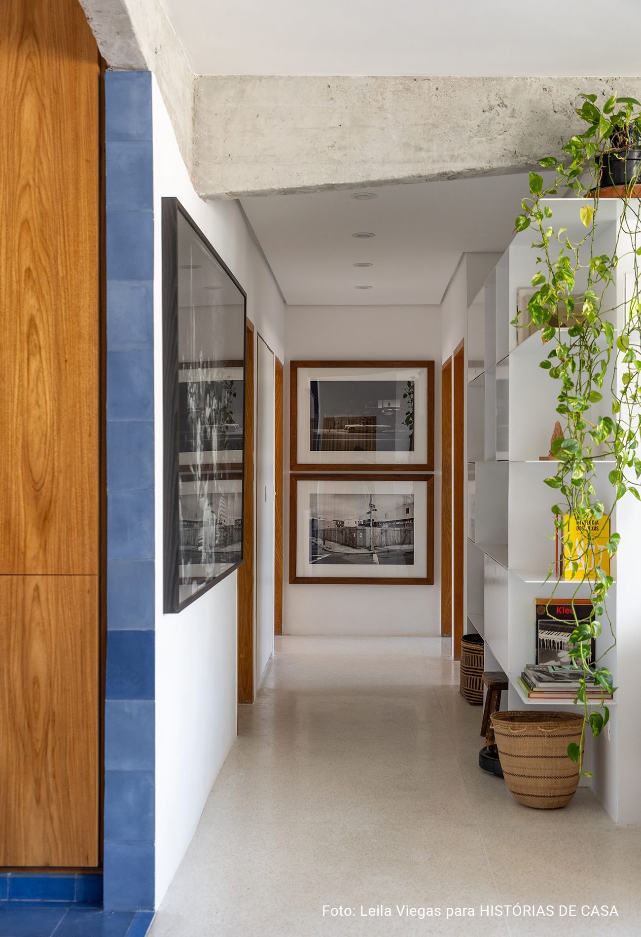 Antes e Depois: apartamento reformado com cozinha colorida integrada e muito conforto.