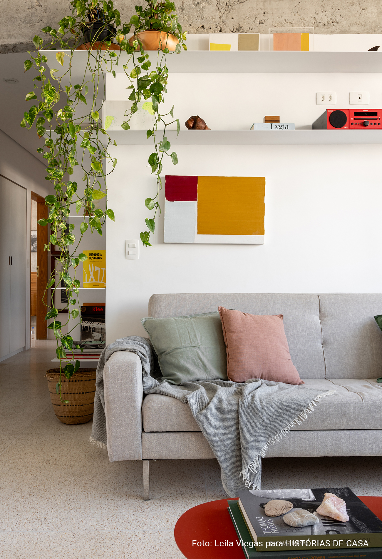 Antes e Depois: apartamento reformado com cozinha colorida integrada e muito conforto.