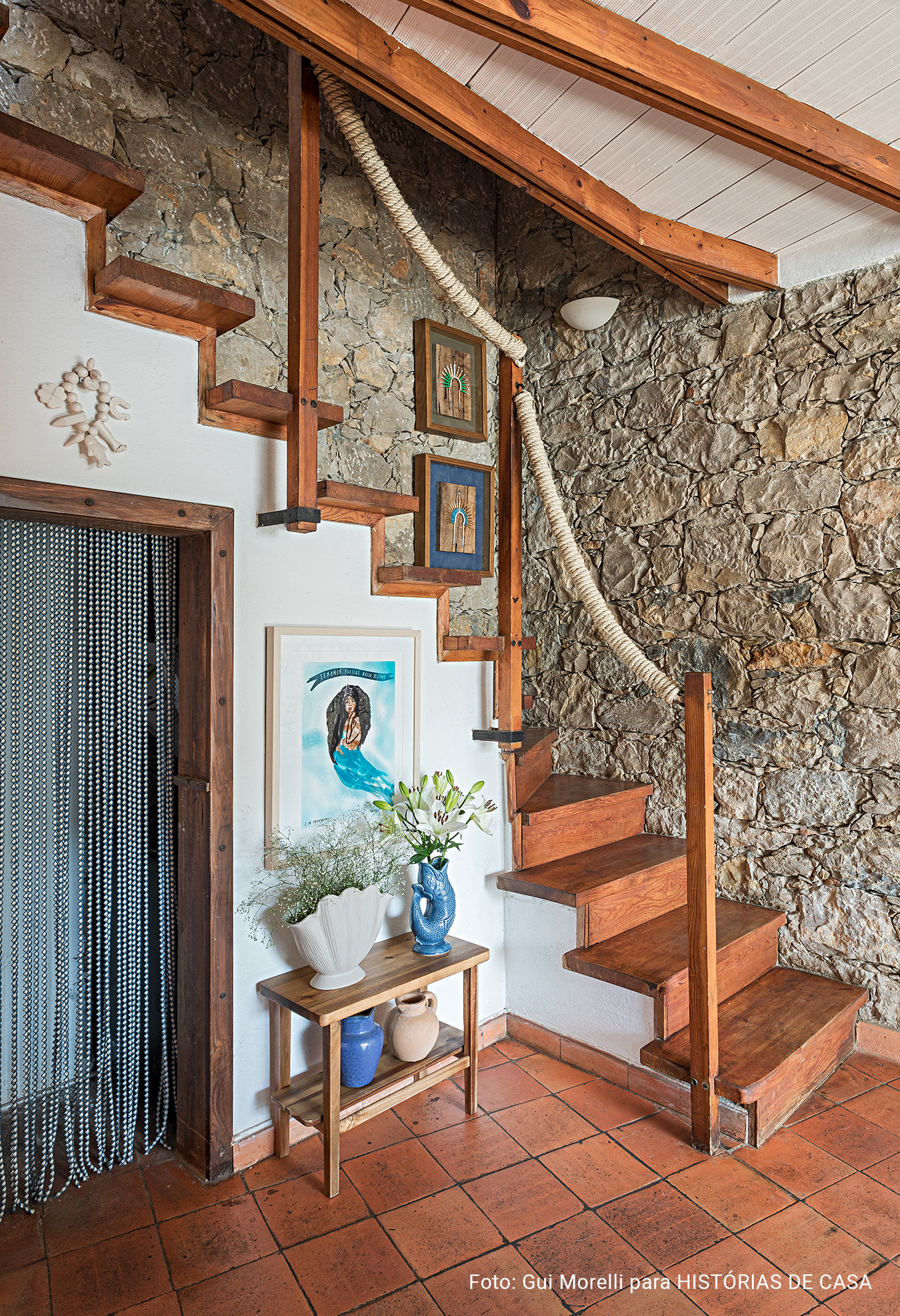 Casa de praia minimalista com decoração mediterrânea e elementos naturais.