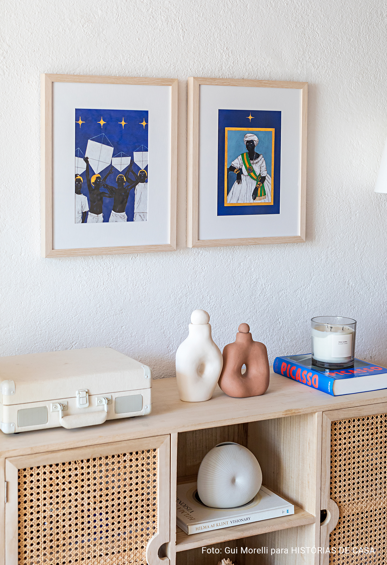 Casa de praia minimalista com decoração mediterrânea e elementos naturais.