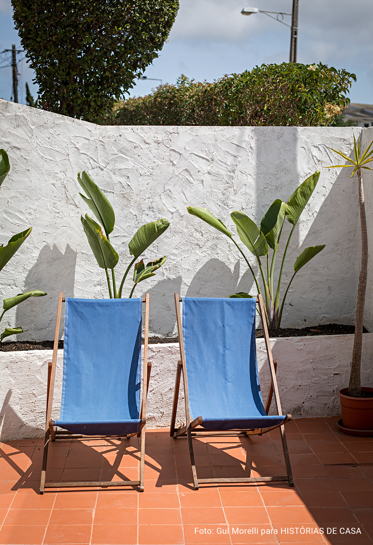Casa de praia minimalista com decoração mediterrânea e elementos naturais.