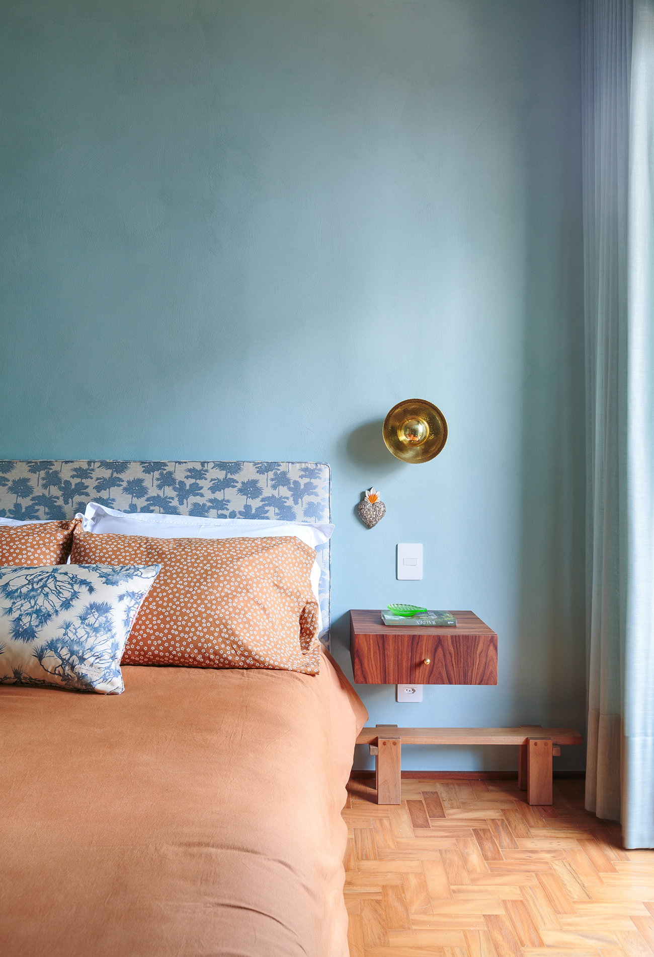 Apartamento colorido em tons de azul e verde
