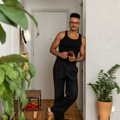 Apartamento com vista para a praia no Rio de Janeiro tem piso de tacos e decoração com plantas.