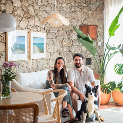 Casa de praia minimalista com decoração mediterrânea e elementos naturais.