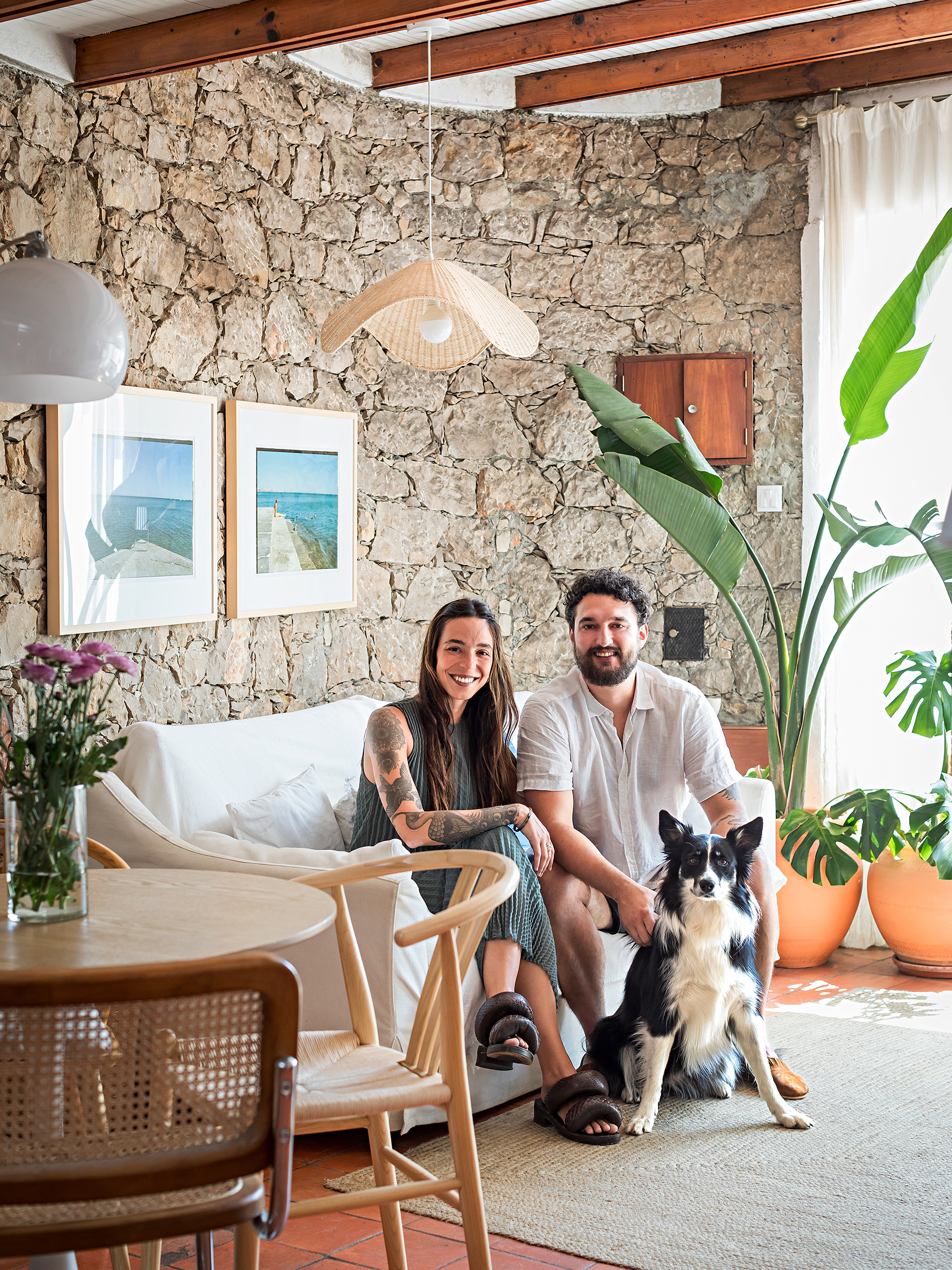 Casa de praia minimalista com decoração mediterrânea e elementos naturais.