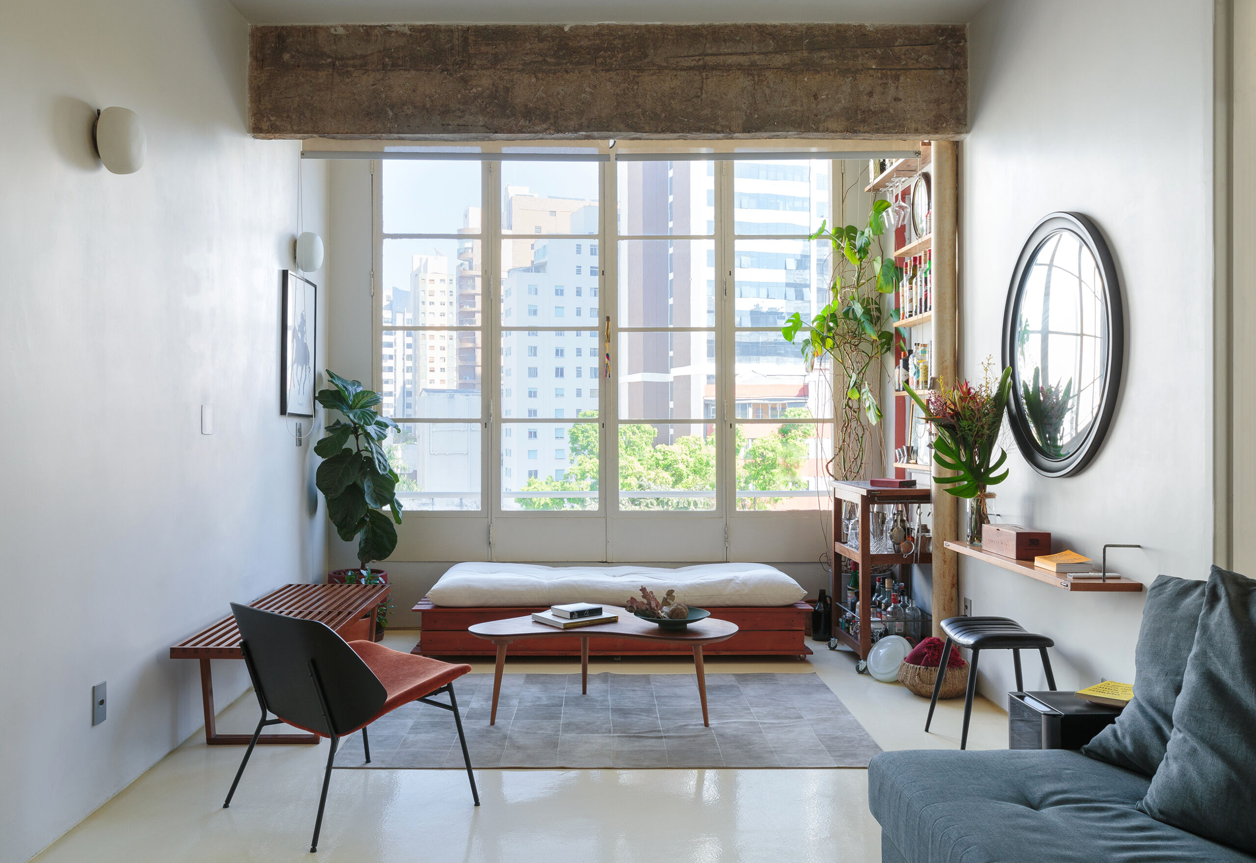 Apartamento pequeno com janelão e boas ideias para otimizar espaço