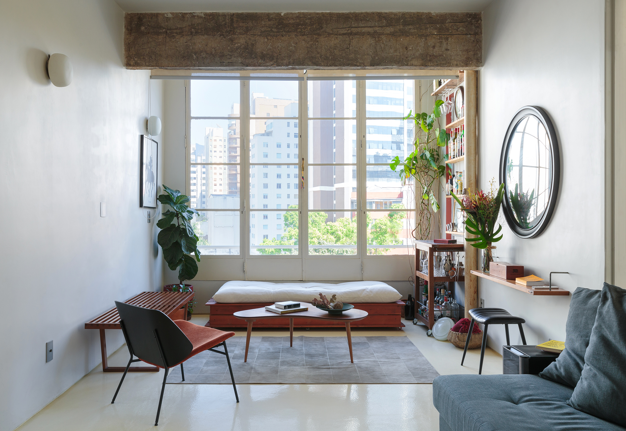 Apartamento pequeno com janelão e boas ideias para otimizar espaço