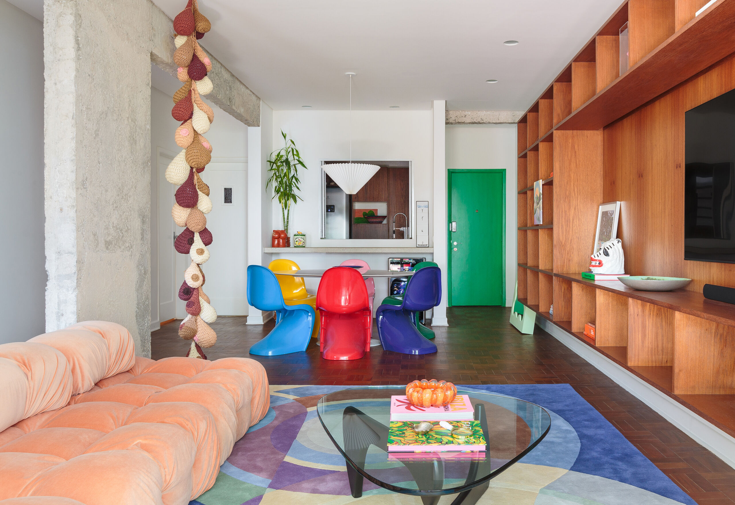 Como uma boa mente criativa, Natalia está sempre atenta aos detalhes e sabe aproveitar tudo ao seu redor como fonte de inspiração, desde a moda até a arte e viagens. Além disso, ela confessa ser fissurada pela estética de décadas passadas, principalmente os anos 60, 70 e 80. Seu lar, é claro, é um reflexo de sua liberdade, assim como sua forma romântica e expressiva de ver a vida: “Meu apartamento é uma extensão da minha personalidade – alegre, colorido, expansivo, imperfeito. Gosto muito de pensar nele como algo em construção, mas que foi projetado para ser vivido. Amo aproveitar a vida, e minha casa traduz muito bem isso”.