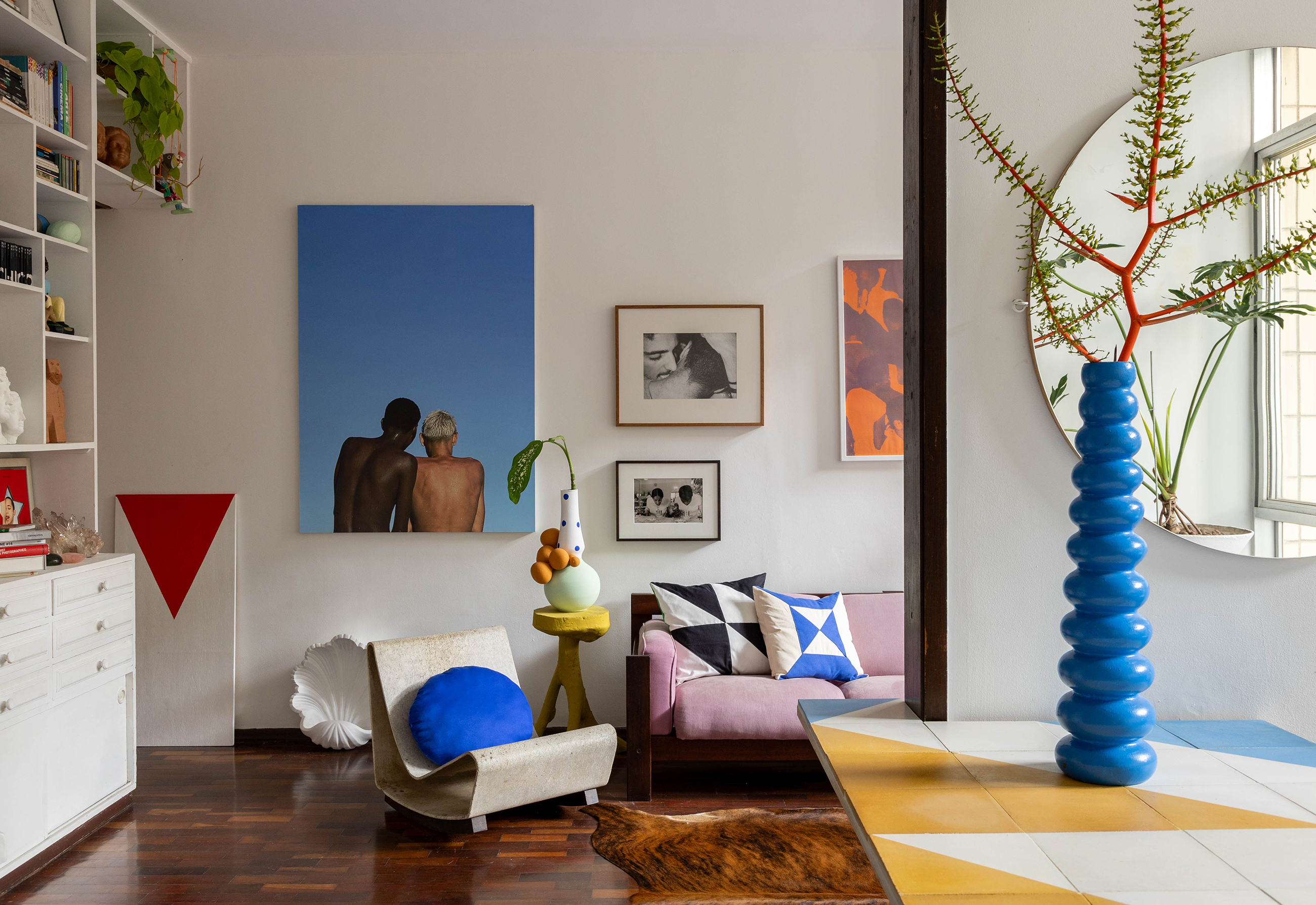 Apartamento com decoração autêntica, arte e detalhes coloridos. Rafael Gomes.