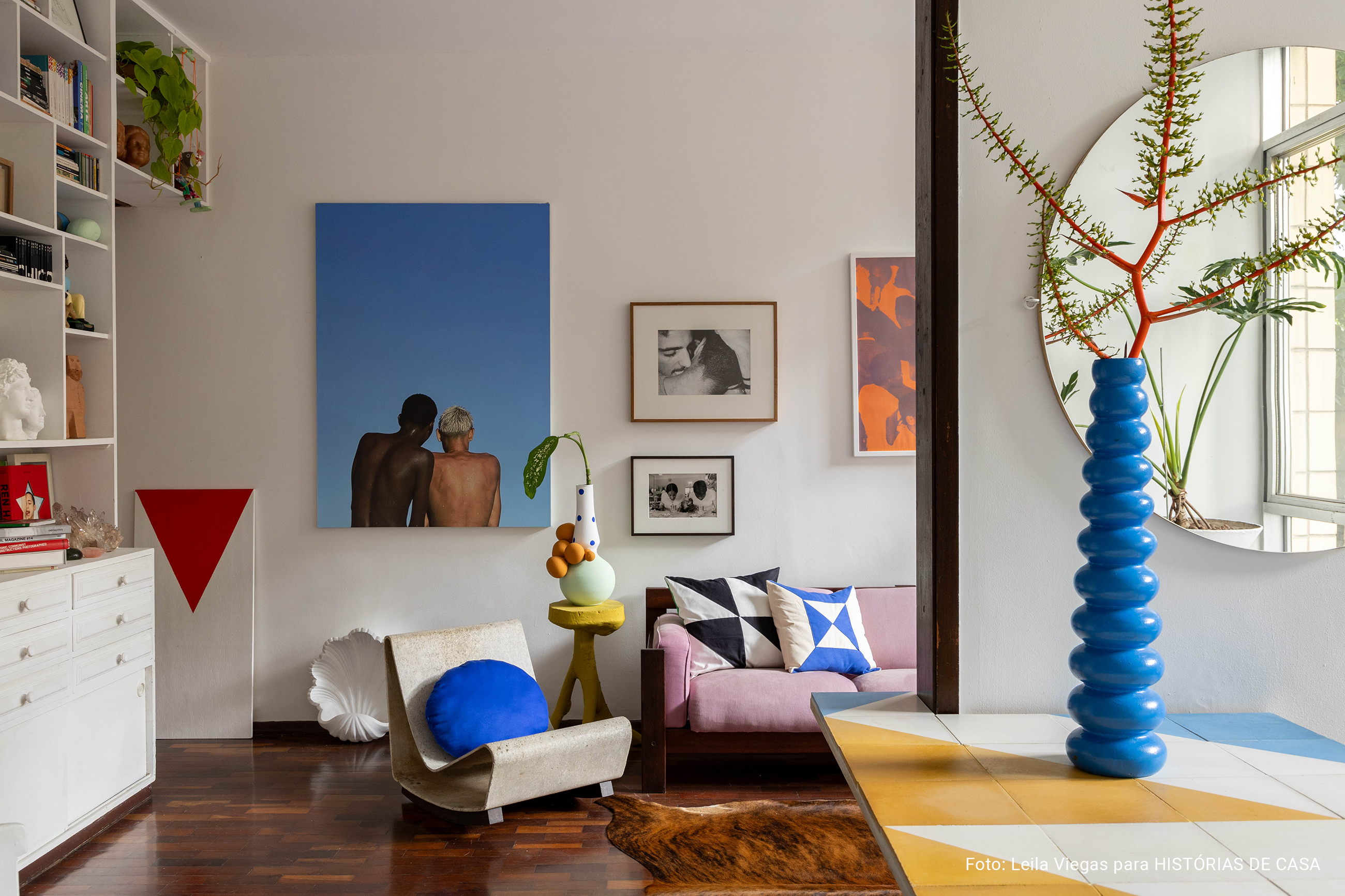 Apartamento com decoração autêntica, arte e detalhes coloridos. Rafael Gomes.