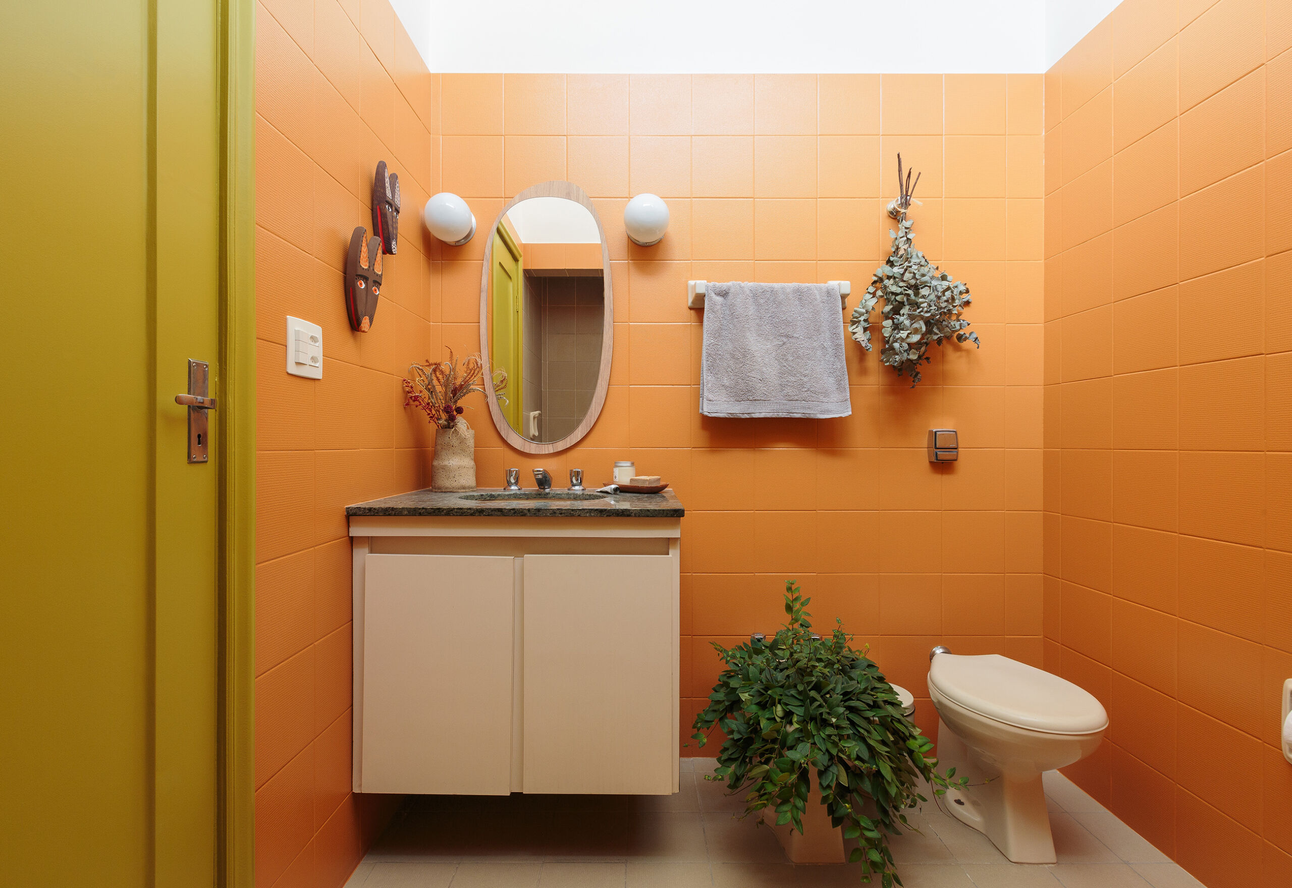 Antes e depois de banheiro colorido com azulejos pintados e decoração rústica