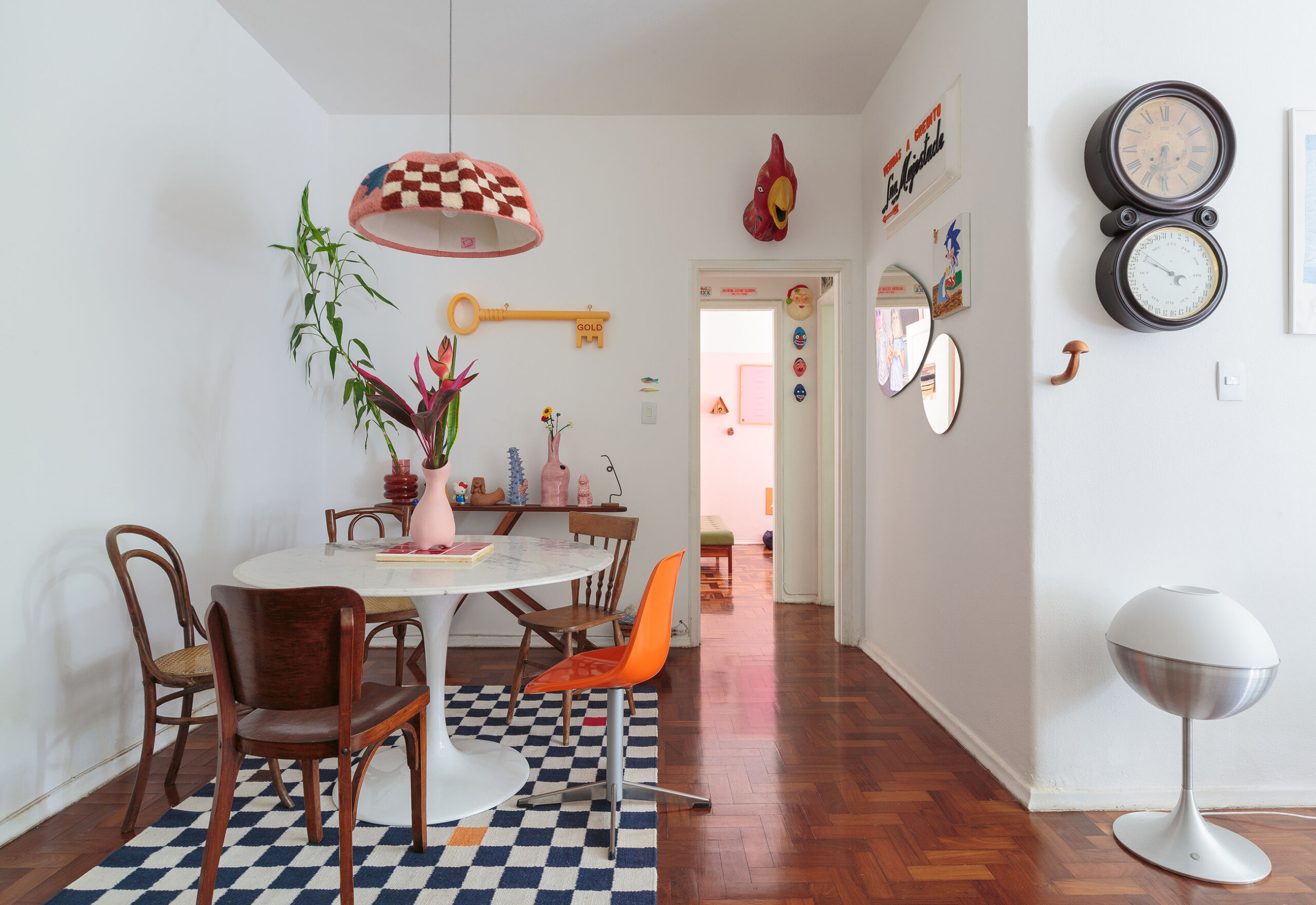 Apartamento com decoração criativa e lúdica, com toques kitsch, do casal por trás da marca Voador Tecelagem no Histórias de Casa