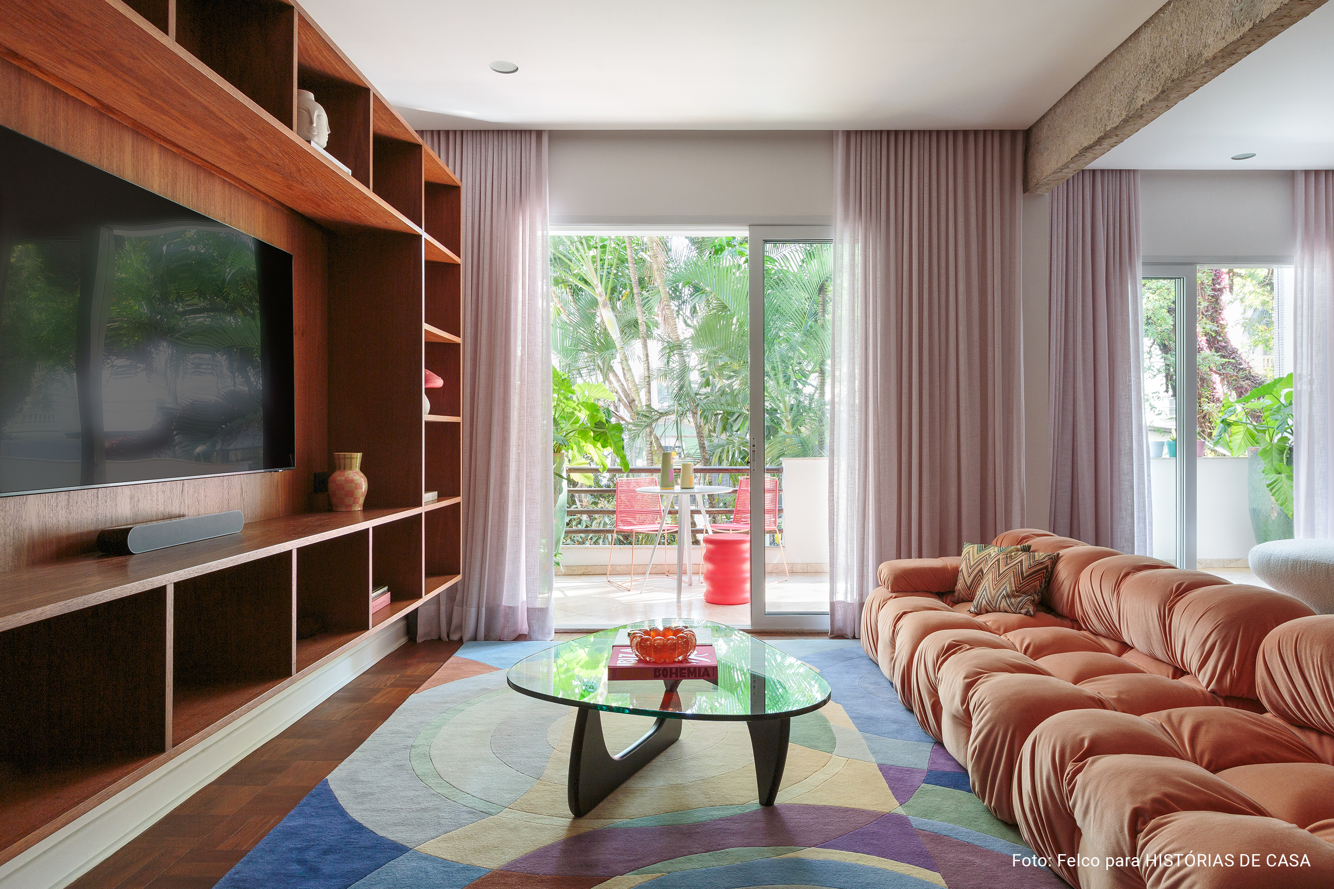 Apartamento com estética vintage e móveis coloridos