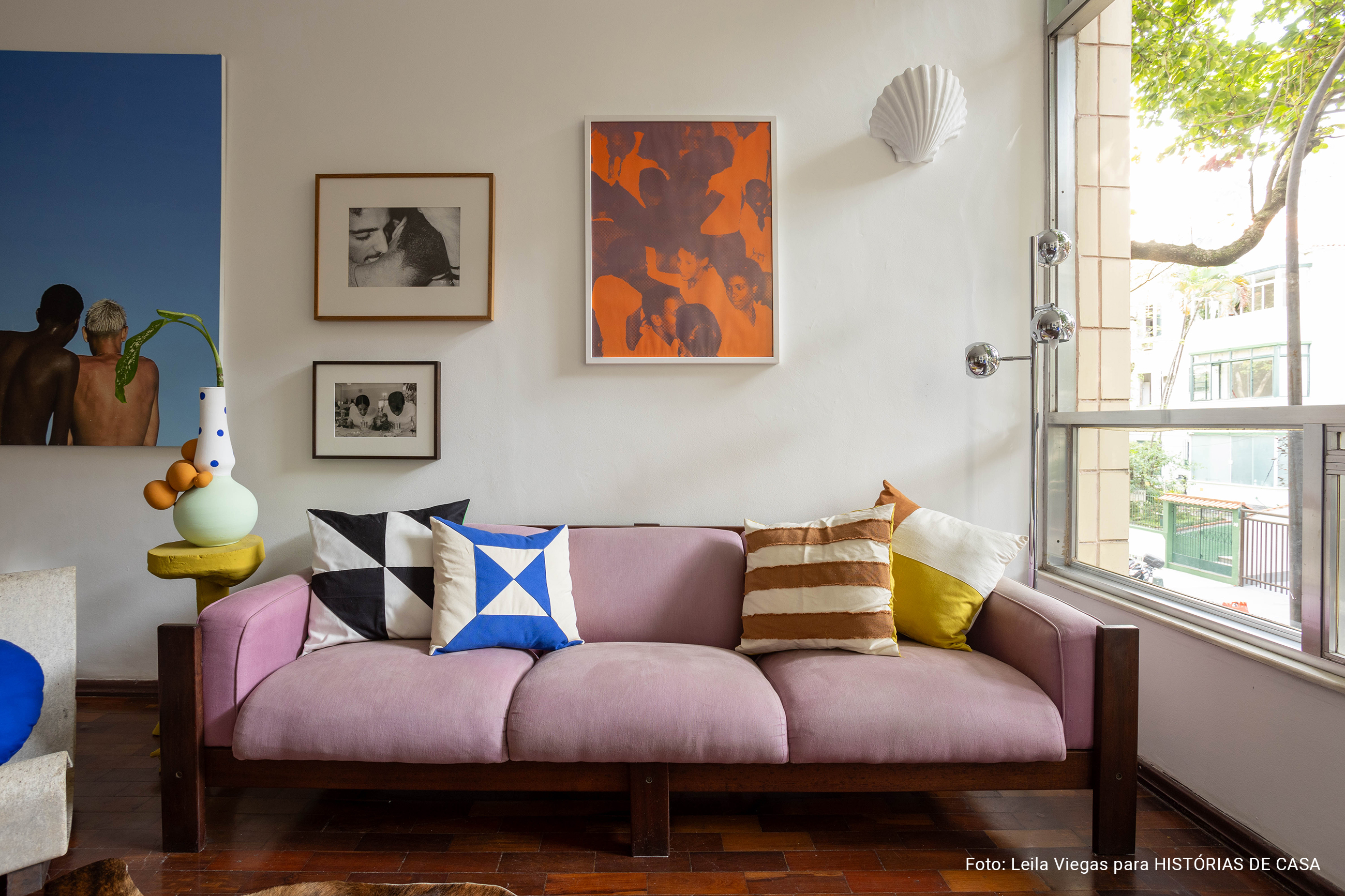 Apartamento com decoração autêntica, arte e detalhes coloridos. Rafael Gomes.