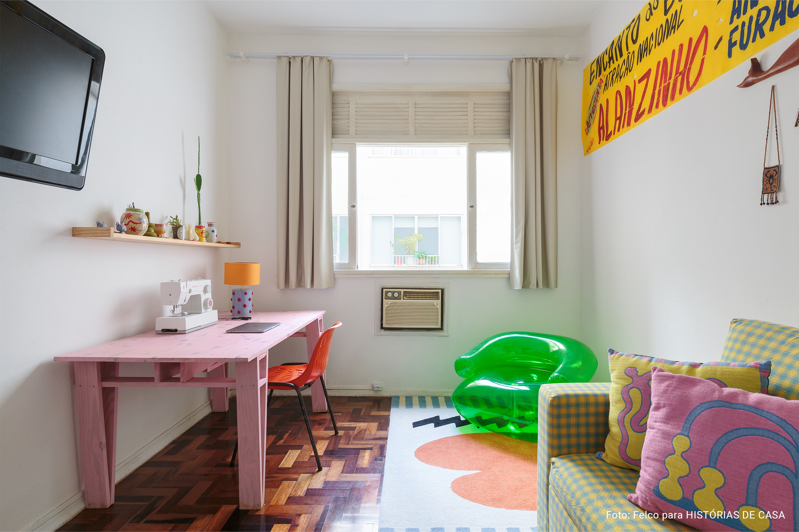 Apartamento com decoração criativa e lúdica, com toques kitsch, do casal por trás da marca Voador Tecelagem no Histórias de Casa