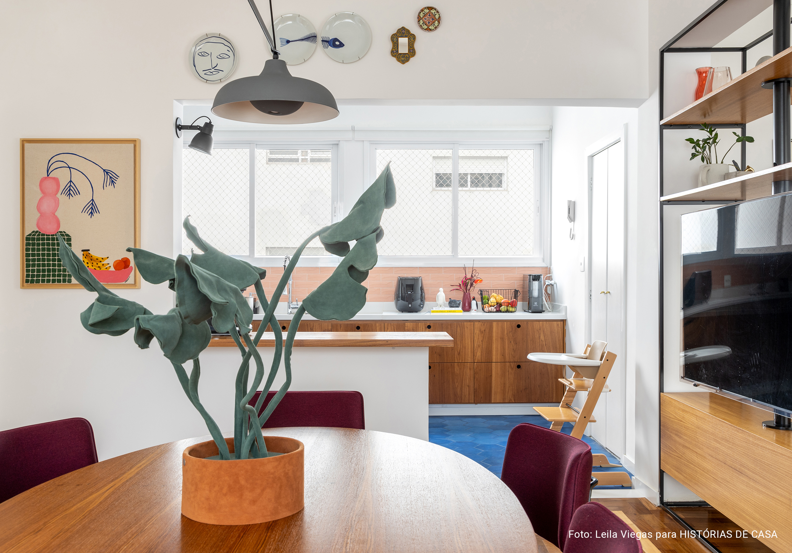 Apartamento colorido com piso azul na cozinha, espaços integrados e quarto de criança.
