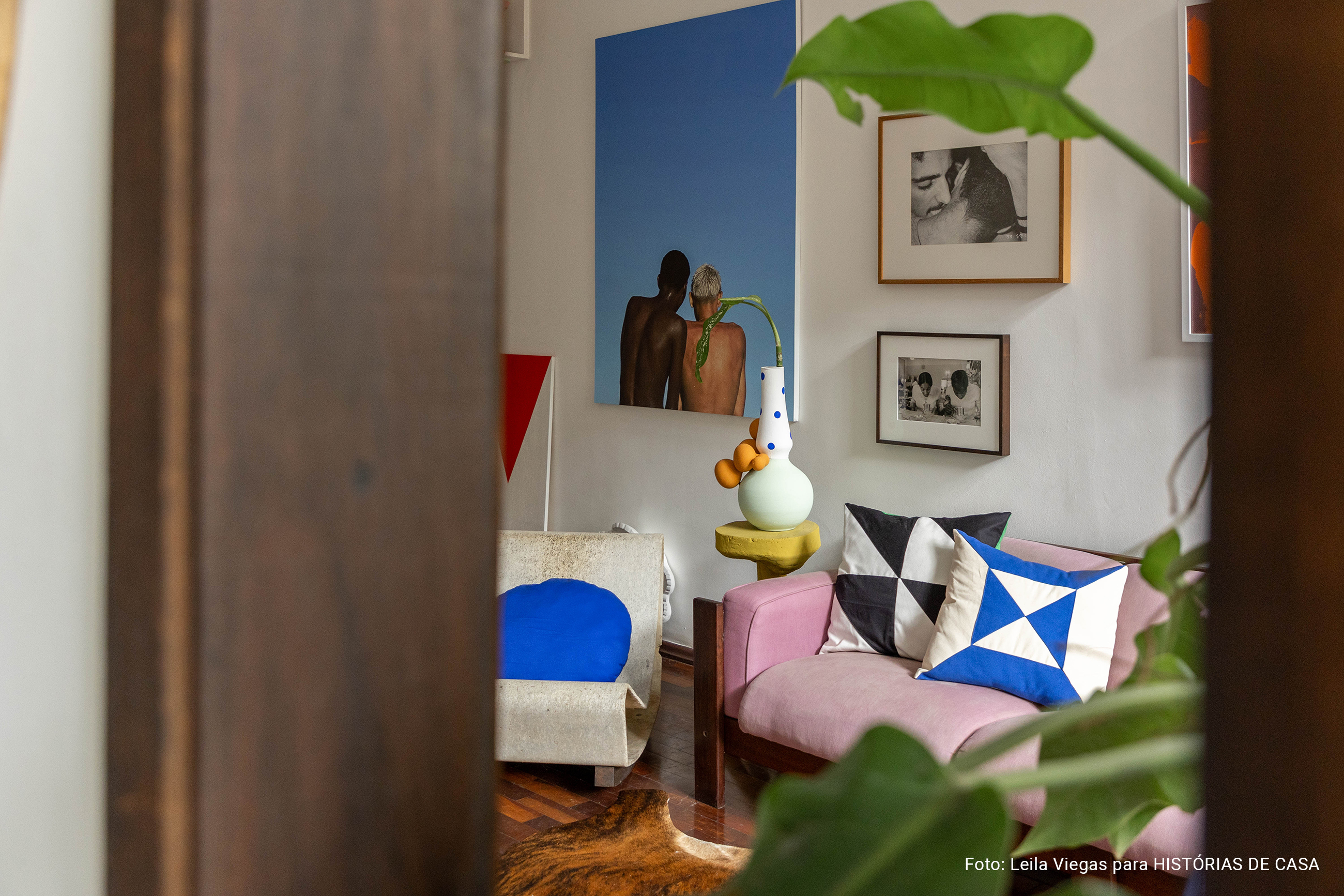 Apartamento com decoração autêntica, arte e detalhes coloridos. Rafael Gomes.