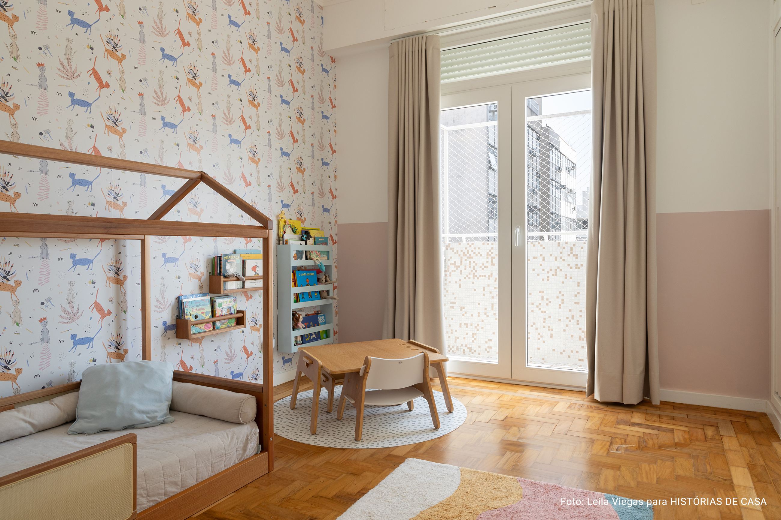 Apartamento colorido com piso azul na cozinha, espaços integrados e quarto de criança.