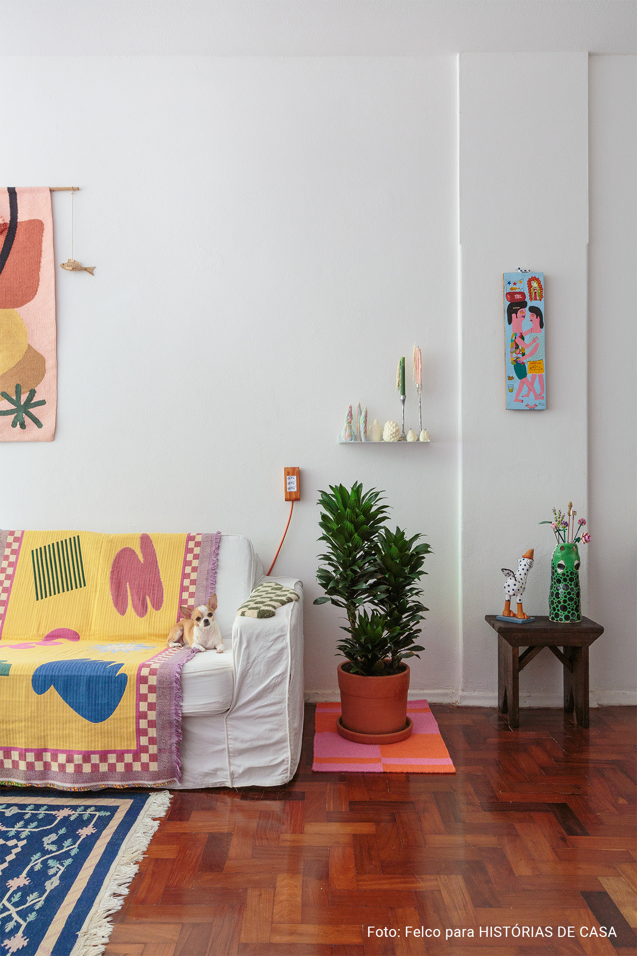 Apartamento com decoração criativa e lúdica, com toques kitsch, do casal por trás da marca Voador Tecelagem no Histórias de Casa