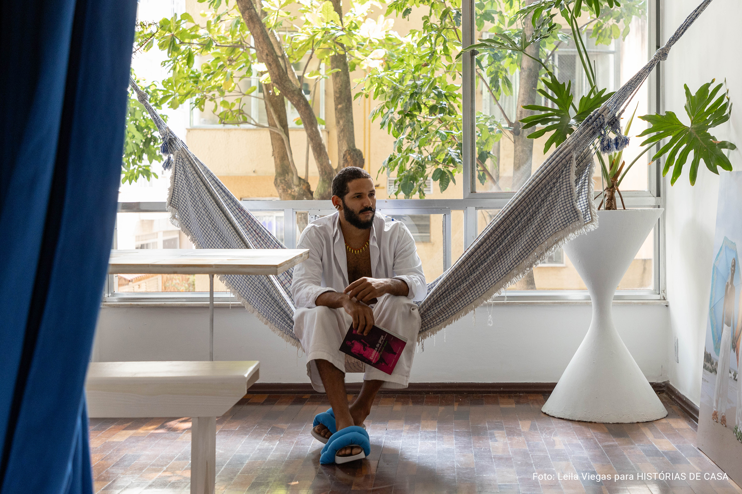 Apartamento com decoração autêntica, arte e detalhes coloridos. Rafael Gomes.