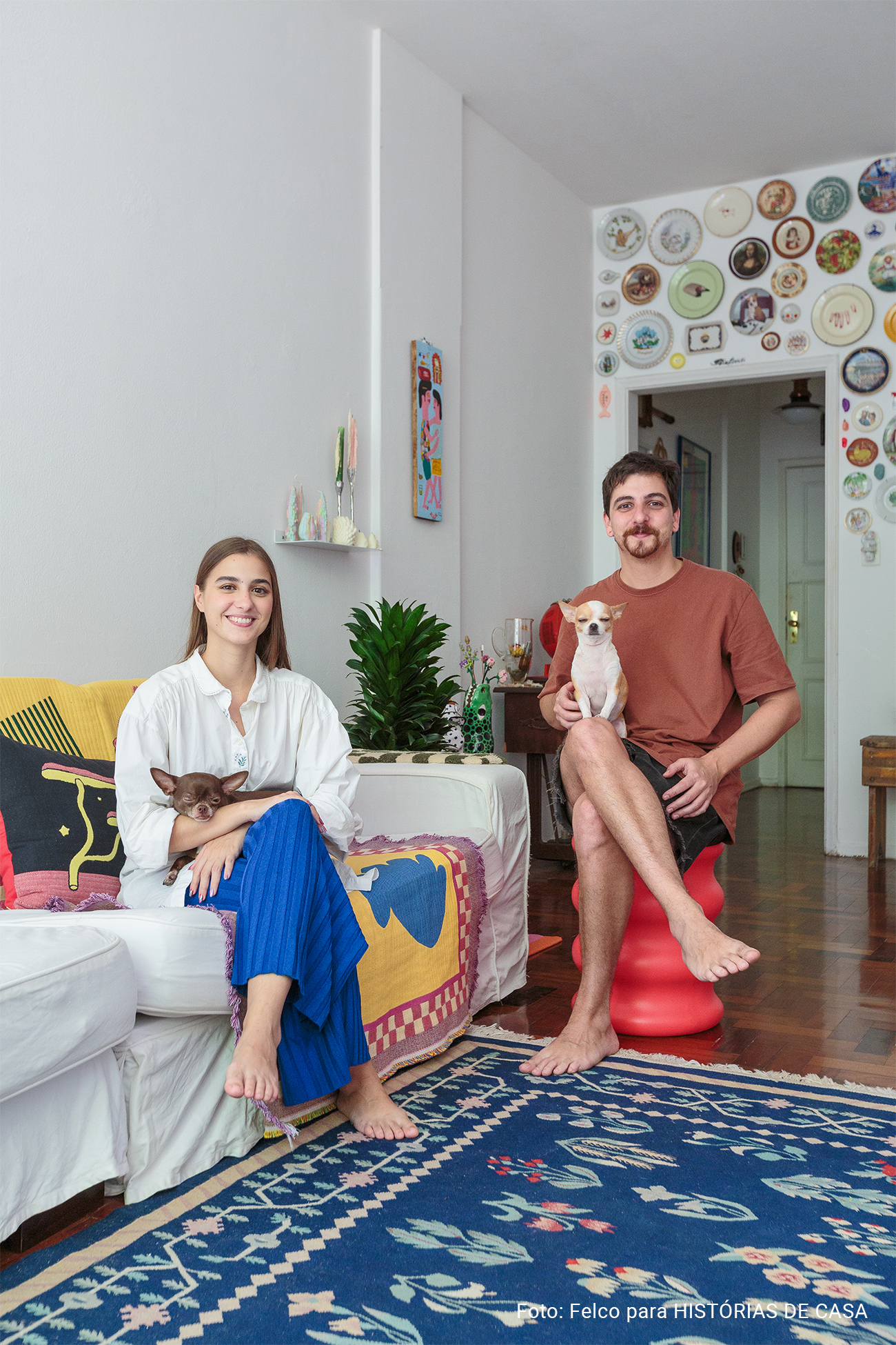 Apartamento com decoração criativa e lúdica, com toques kitsch, do casal por trás da marca Voador Tecelagem no Histórias de Casa