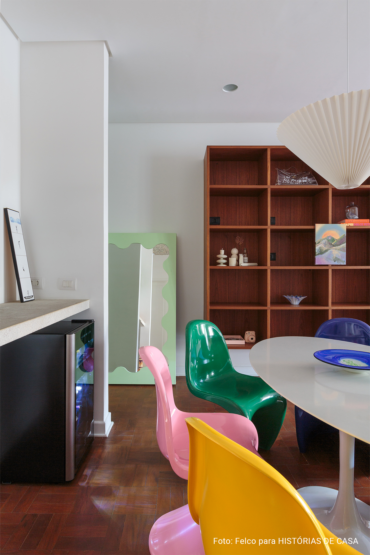 Apartamento com estética vintage e móveis coloridos