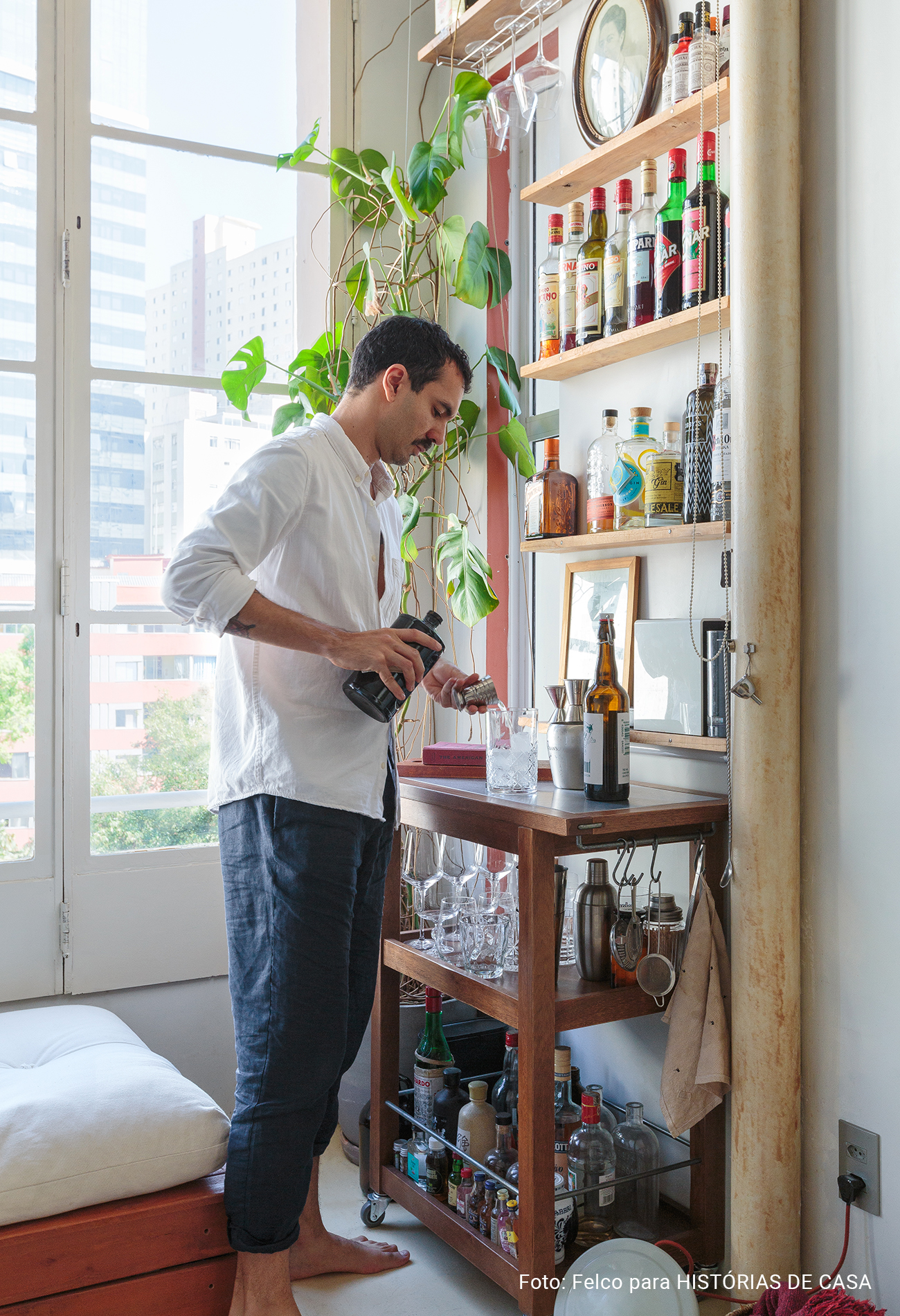 Apartamento pequeno com janelão e boas ideias para otimizar espaço