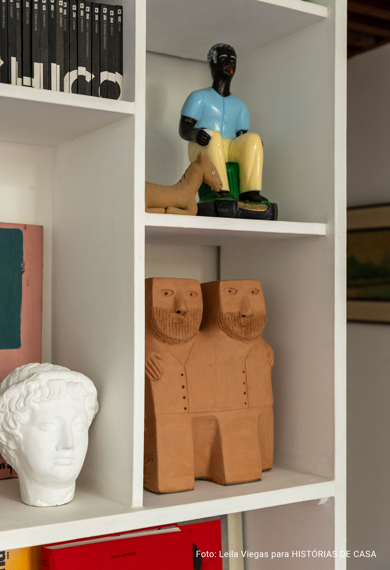 Apartamento com decoração autêntica, arte e detalhes coloridos. Rafael Gomes.