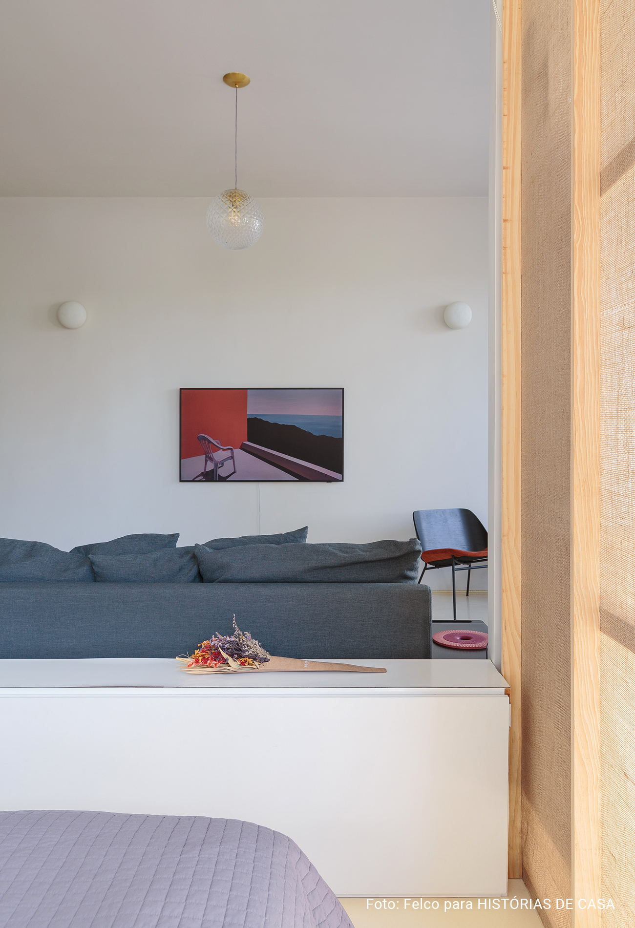 Apartamento pequeno com janelão e boas ideias para otimizar espaço