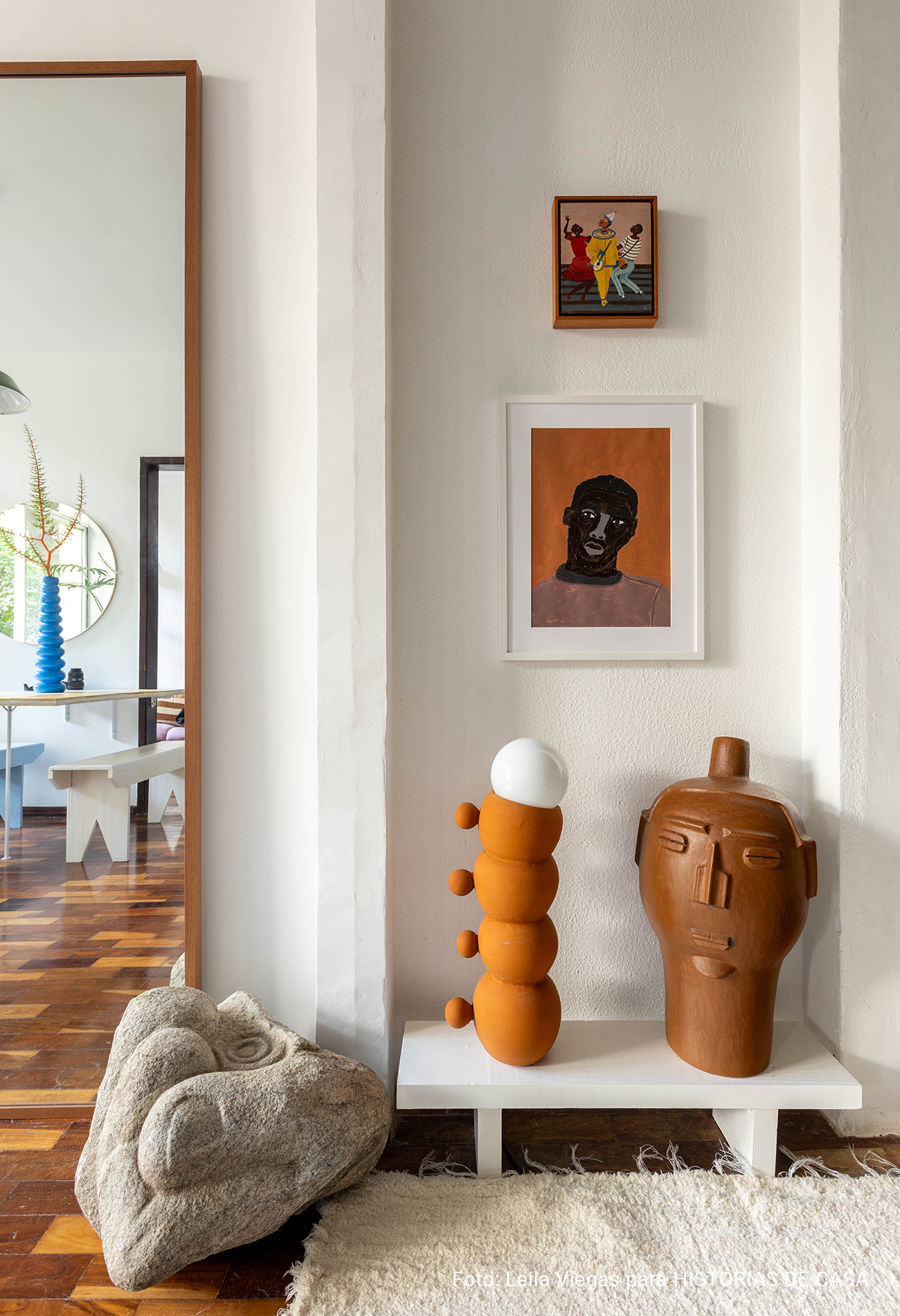 Apartamento com decoração autêntica, arte e detalhes coloridos. Rafael Gomes.