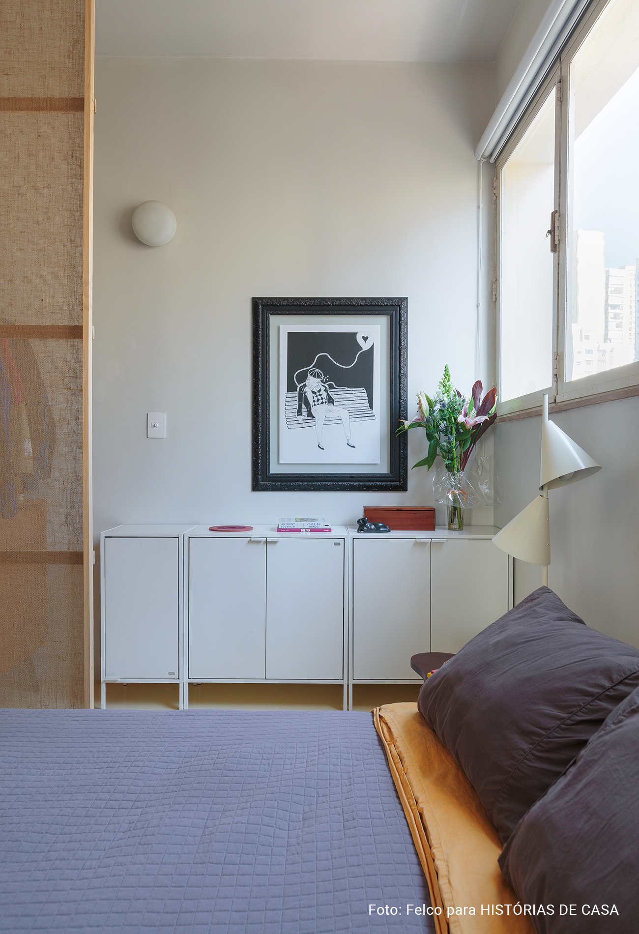 Apartamento pequeno com janelão e boas ideias para otimizar espaço