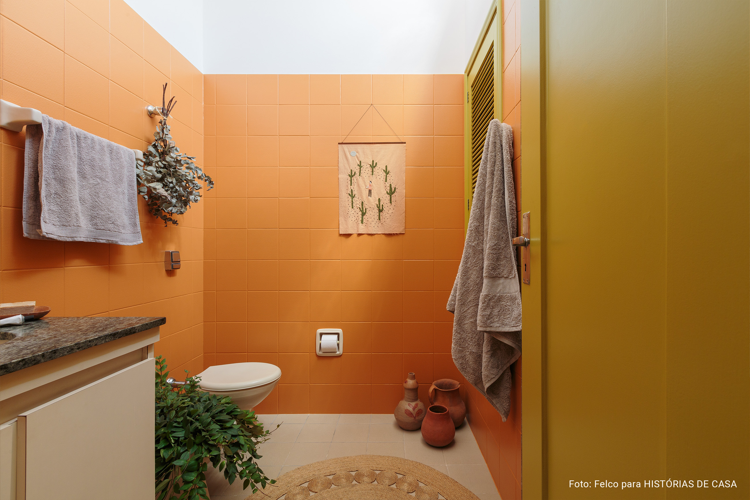 Antes e depois de banheiro colorido com azulejos pintados e decoração rústica