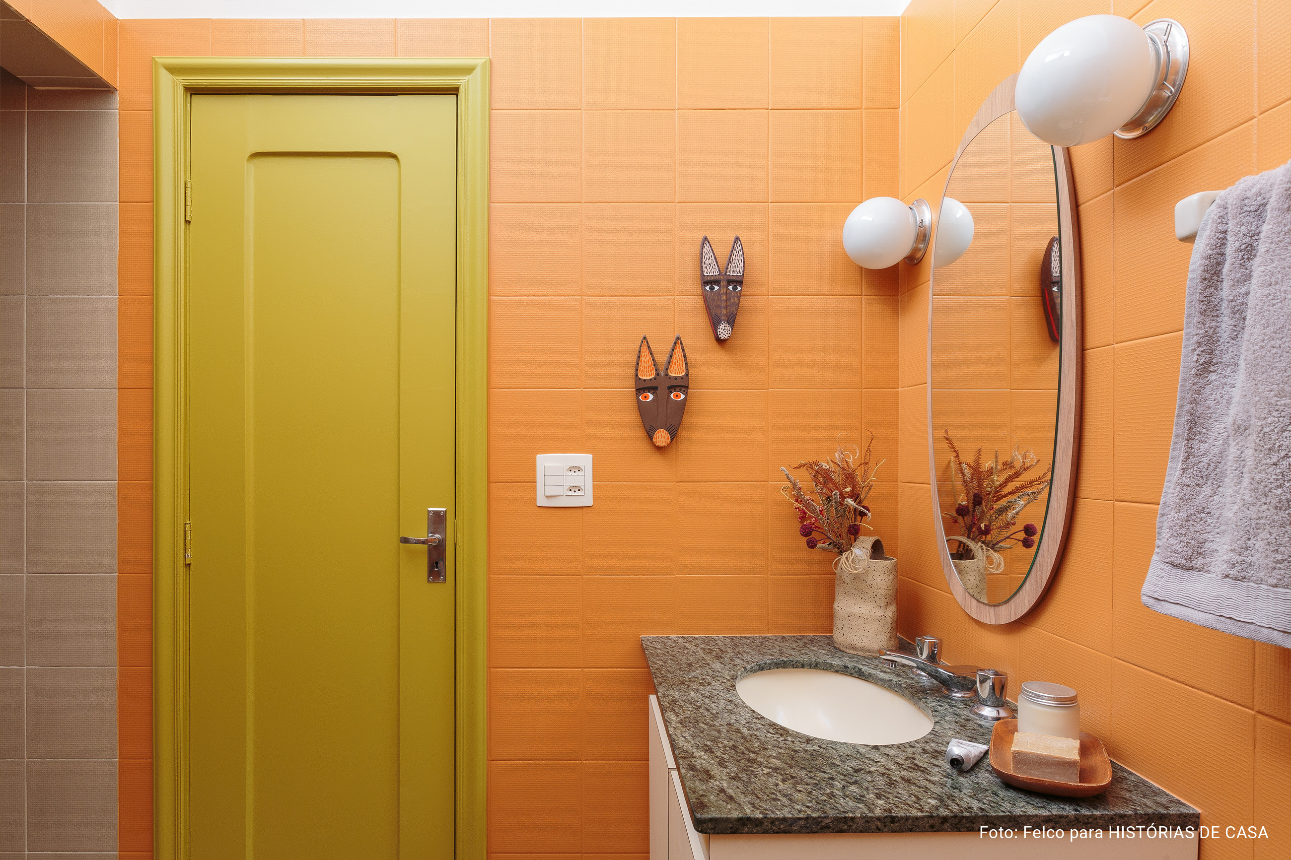 Antes e depois de banheiro colorido com azulejos pintados e decoração rústica