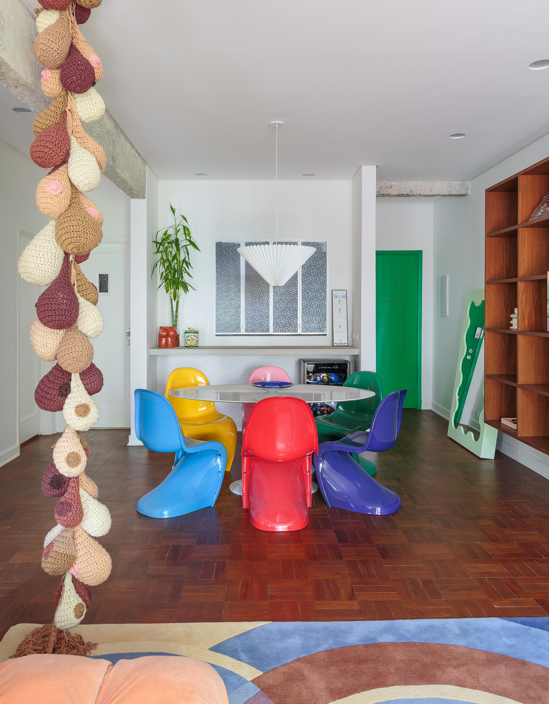 Você sabe o que é Dopamine Decor? Esse apê define!