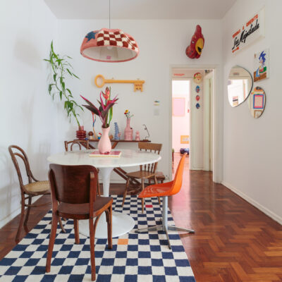 Apartamento com decoração criativa e lúdica, com toques kitsch, do casal por trás da marca Voador Tecelagem no Histórias de Casa