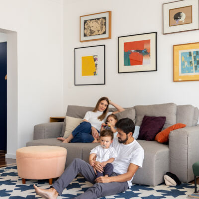 Apartamento colorido com piso azul na cozinha, espaços integrados e quarto de criança.