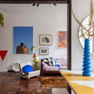 Apartamento com decoração autêntica, arte e detalhes coloridos. Rafael Gomes.