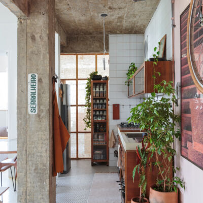 Apartamento pequeno com janelão e boas ideias para otimizar espaço