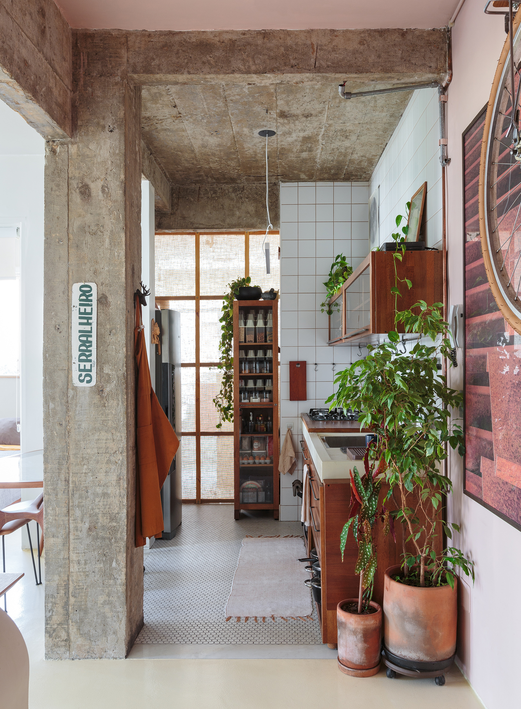 Apartamento pequeno com janelão e boas ideias para otimizar espaço