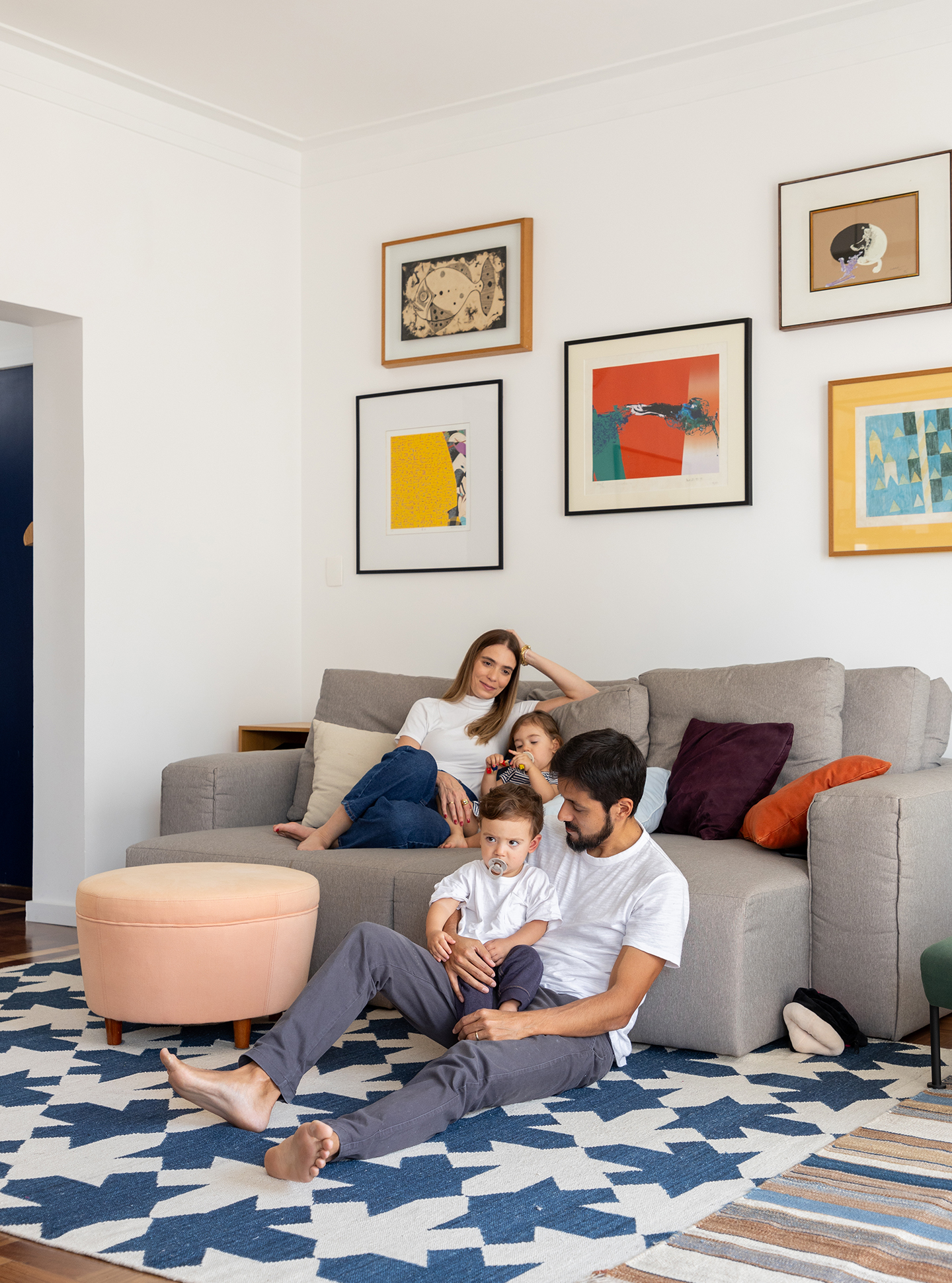 Apartamento colorido com piso azul na cozinha, espaços integrados e quarto de criança.