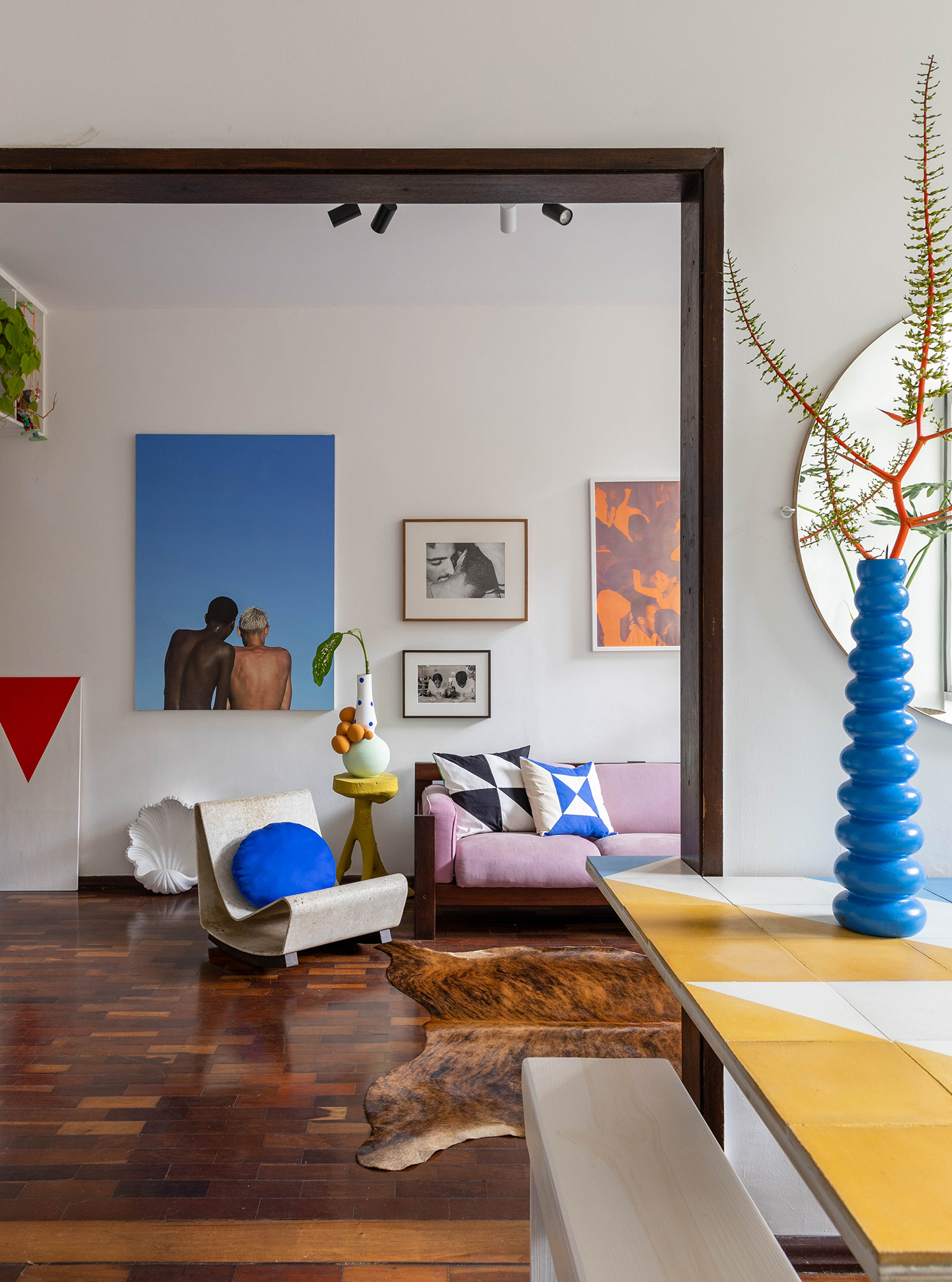 Apartamento com decoração autêntica, arte e detalhes coloridos. Rafael Gomes.