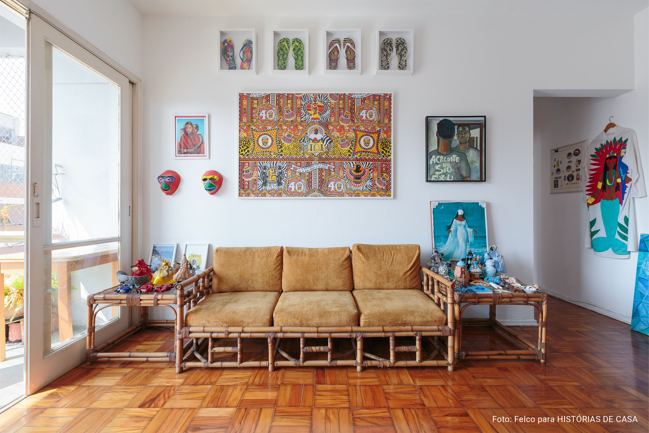Apartamento alugado com paredes coloridas e decoração afrobrasileira.