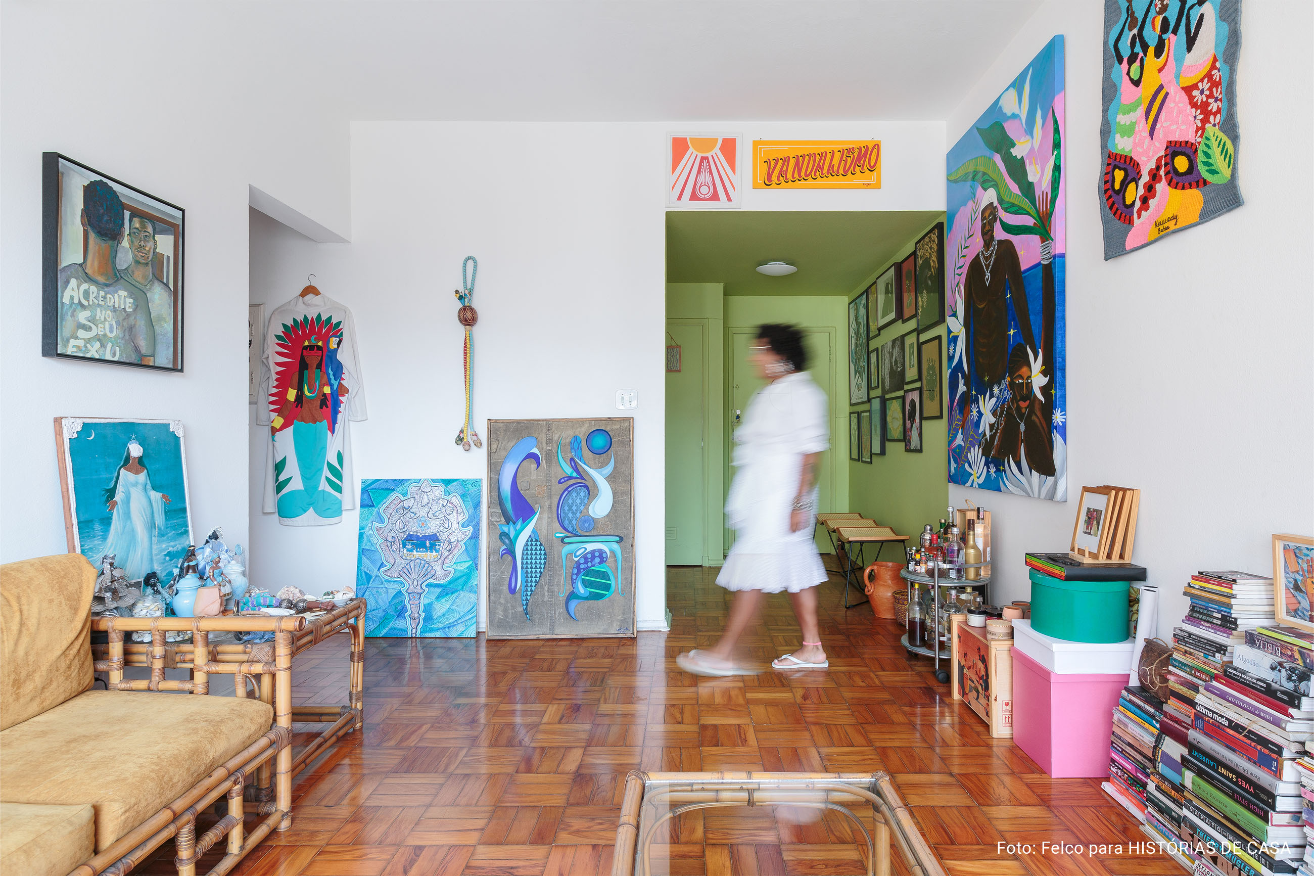 Apartamento alugado com paredes coloridas e decoração afrobrasileira.