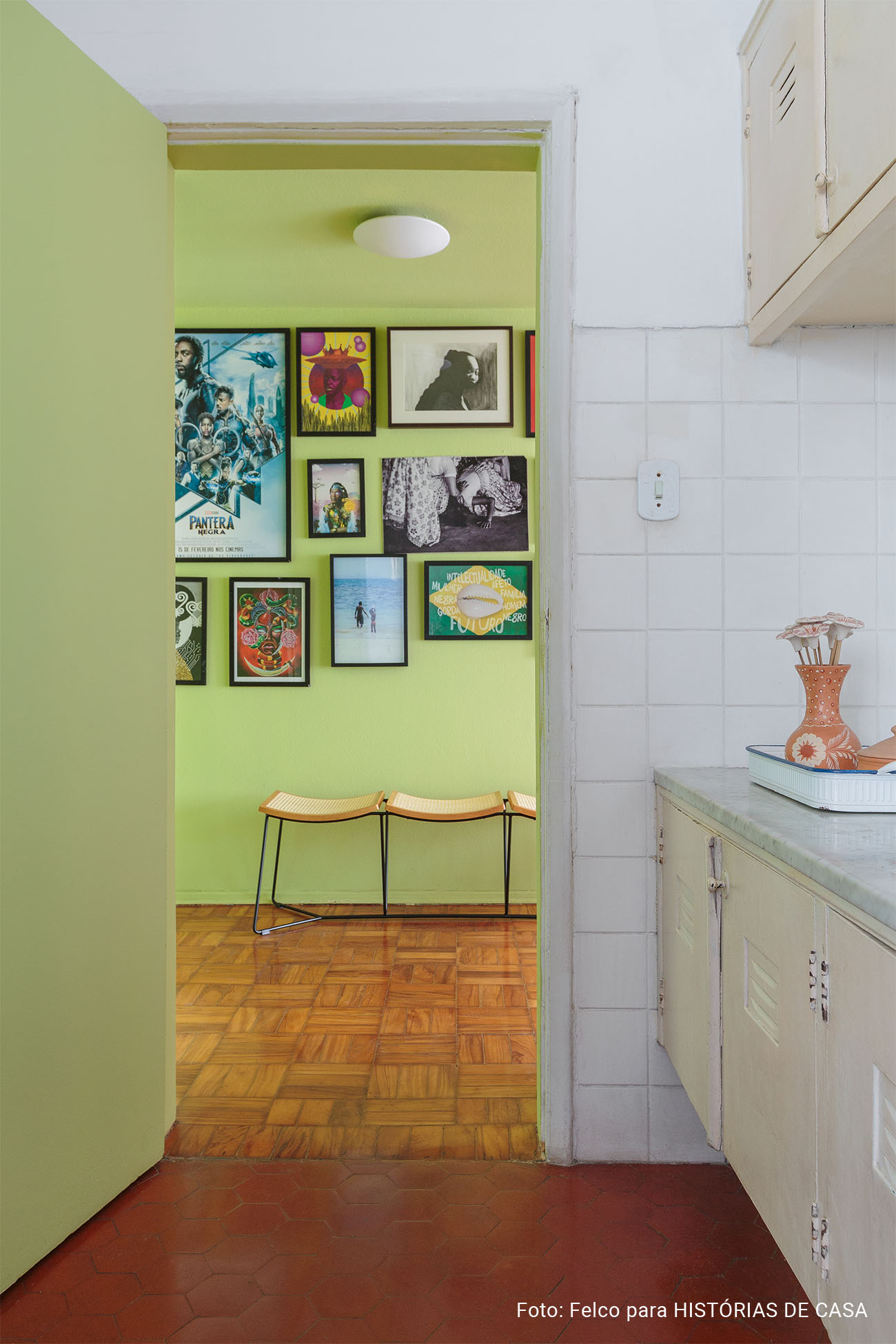 Apartamento alugado com paredes coloridas e decoração afrobrasileira.