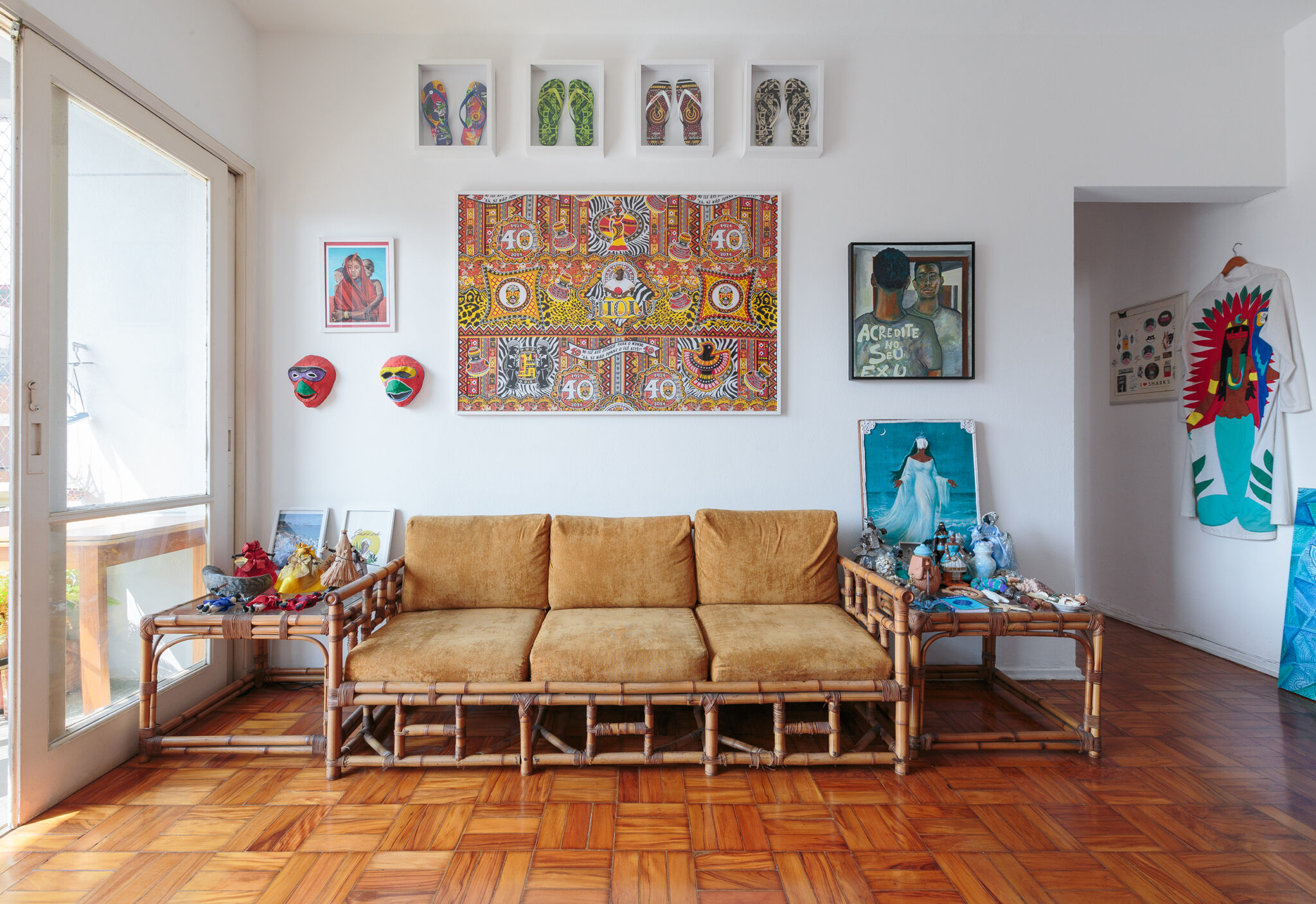 Apartamento alugado com paredes coloridas e decoração afrobrasileira.