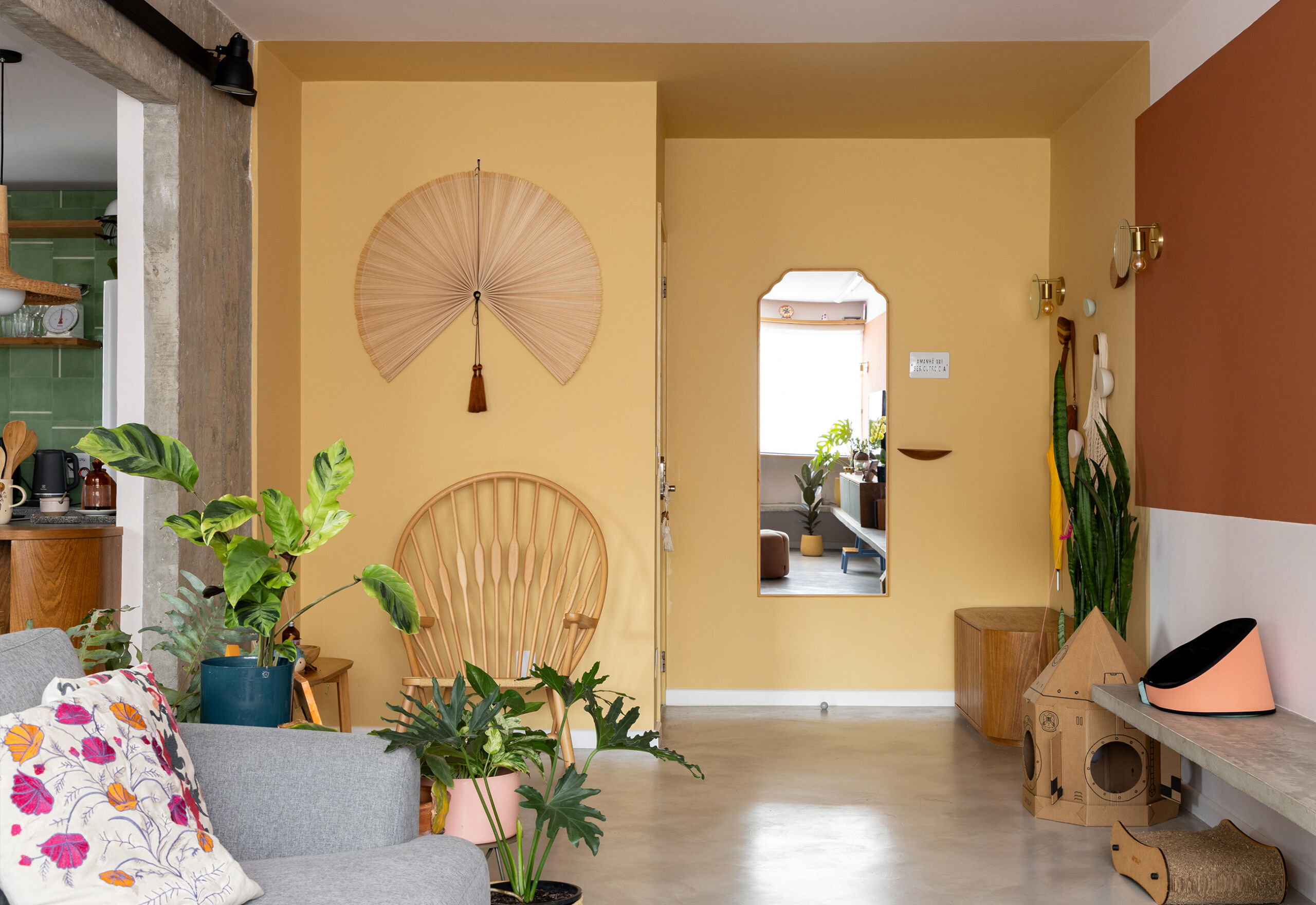 Apartamento colorido e integrado com gatos e eletrodomésticos da Electrolux