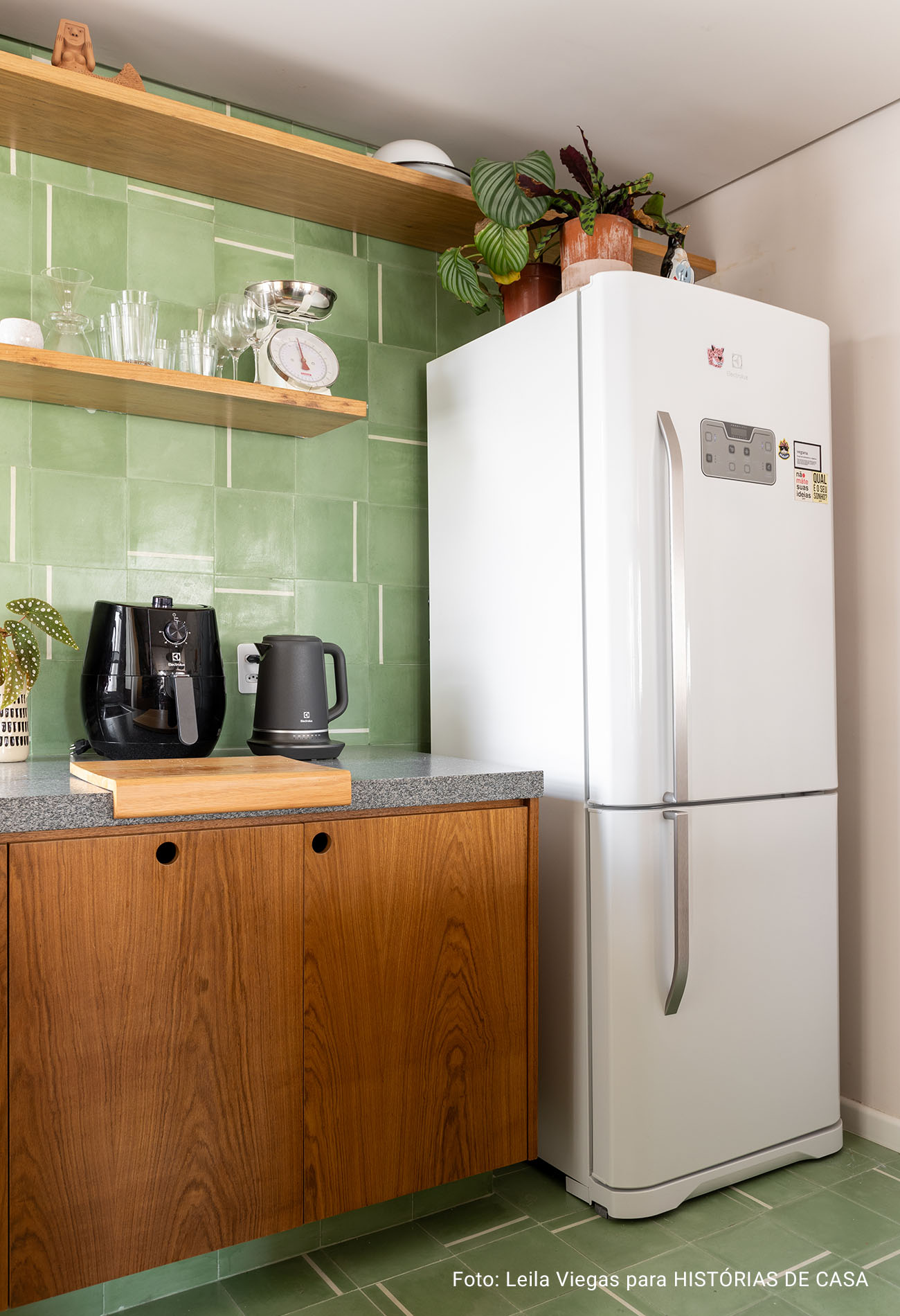 Apartamento colorido e integrado com gatos e eletrodomésticos da Electrolux